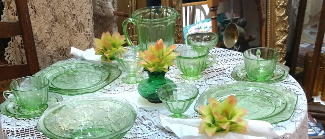 This beautiful 5-piece Temp-tations Green Floral Lace Shamrock