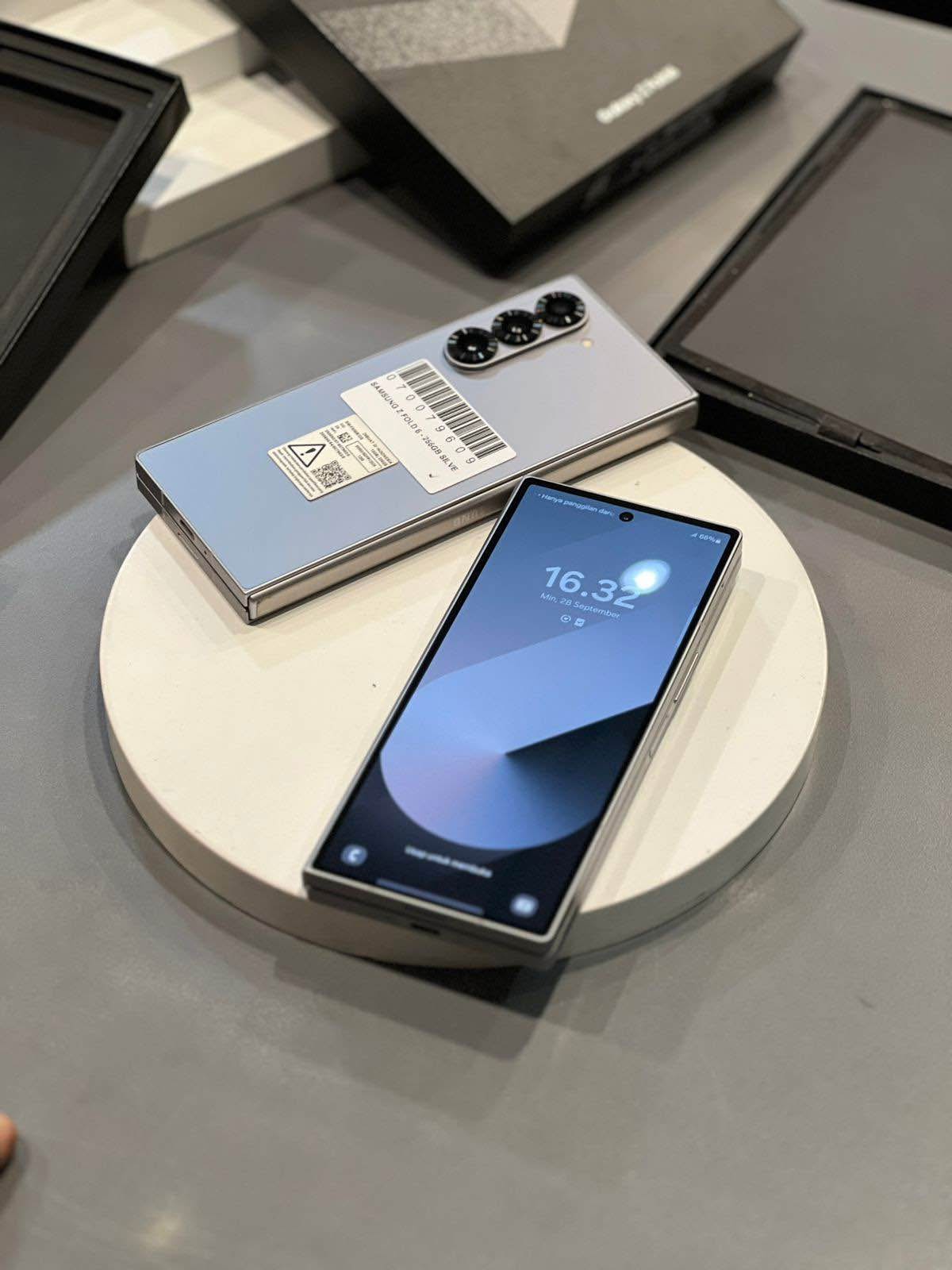 Second Samsung Galaxy Z Fold 6 12/256 GB : 14.300.000 12/512 GB