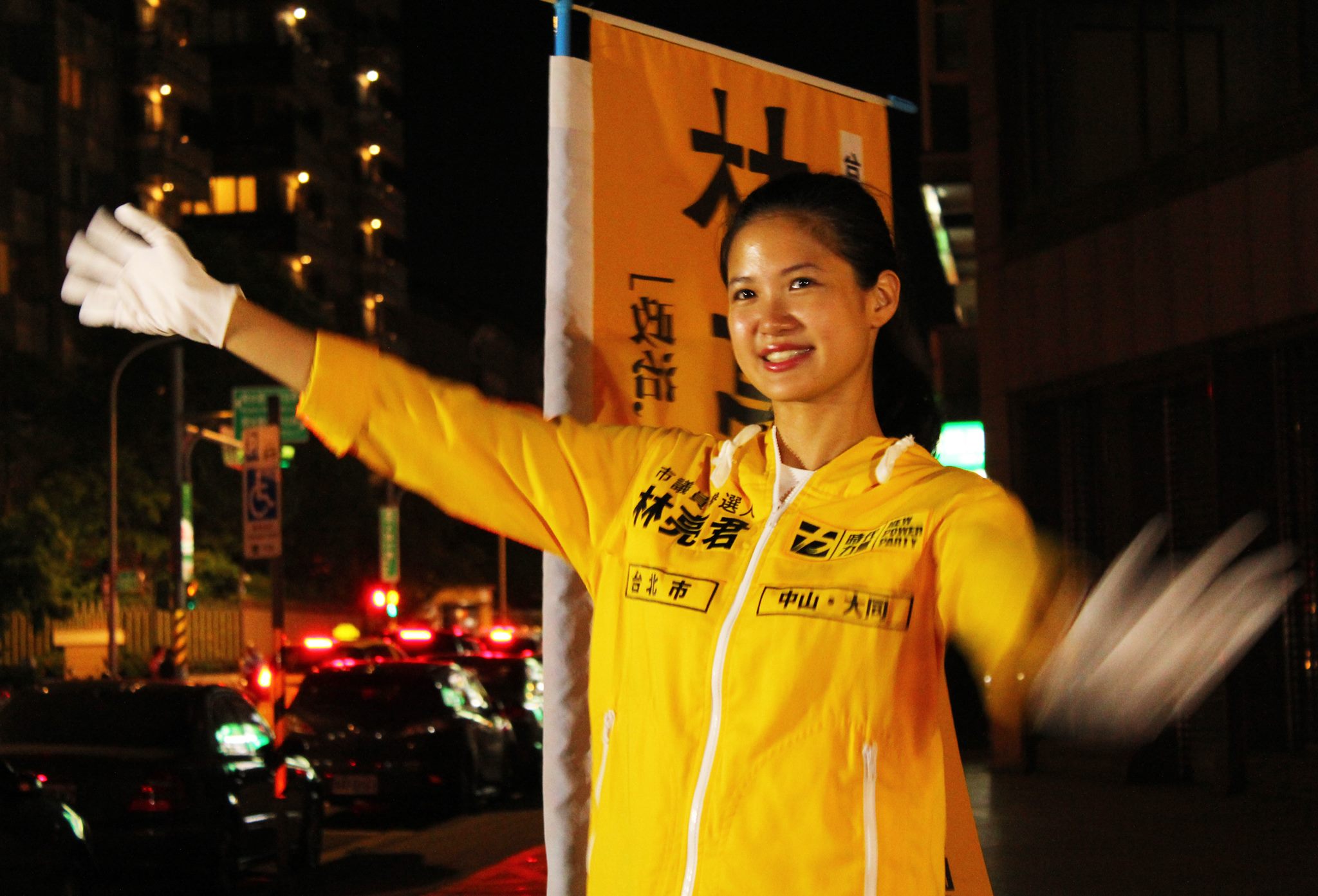 林亮君 - 參選之後由於行程滿檔，都是爸爸幫忙照顧豆豆💕、帶牠出門散散步，也常會晃到總部來玩，豆豆總是人氣滿點！可是我... | Facebook