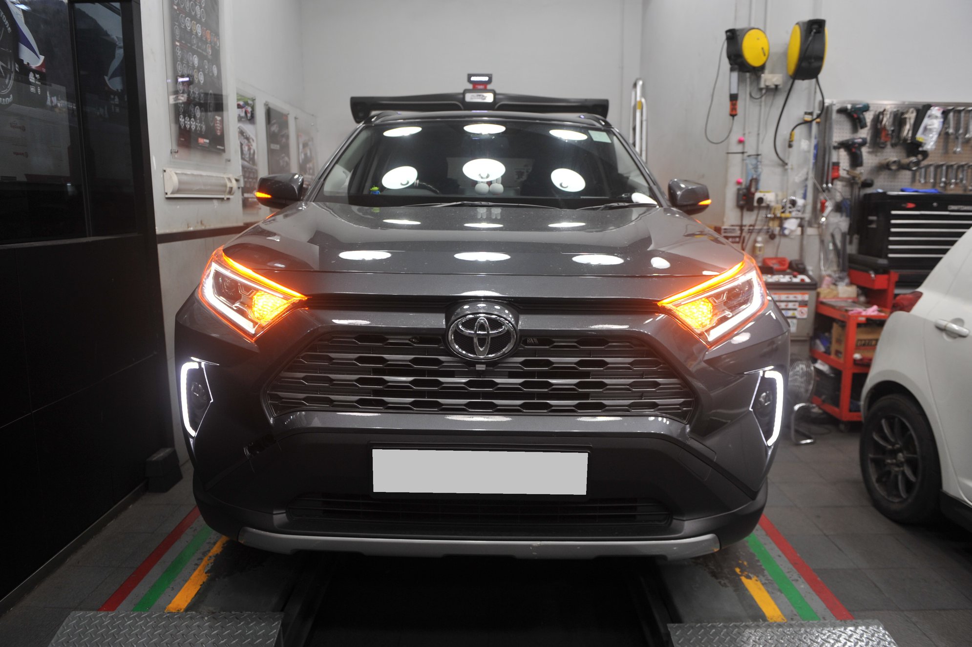TOYOTA RAV4 安裝 Garax 尾反光板 LED ,... - Loong Wah Motors Group