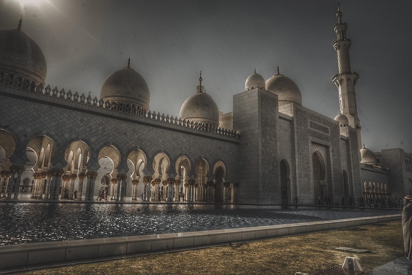 Gocentrasia - The Sheikh Zayed Grand Mosque in Abu Dhabi is a majestic ...