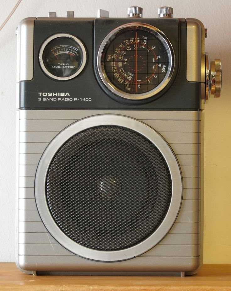 Toshiba R-1400 3-band portable radio - 1970s