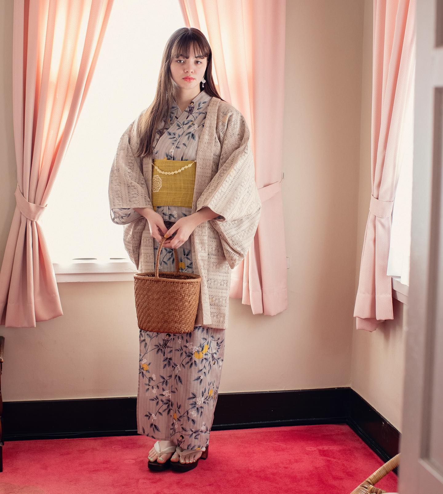 しなやかな鳥の子色の地に芥子の花が揺らめく単衣のお着物です