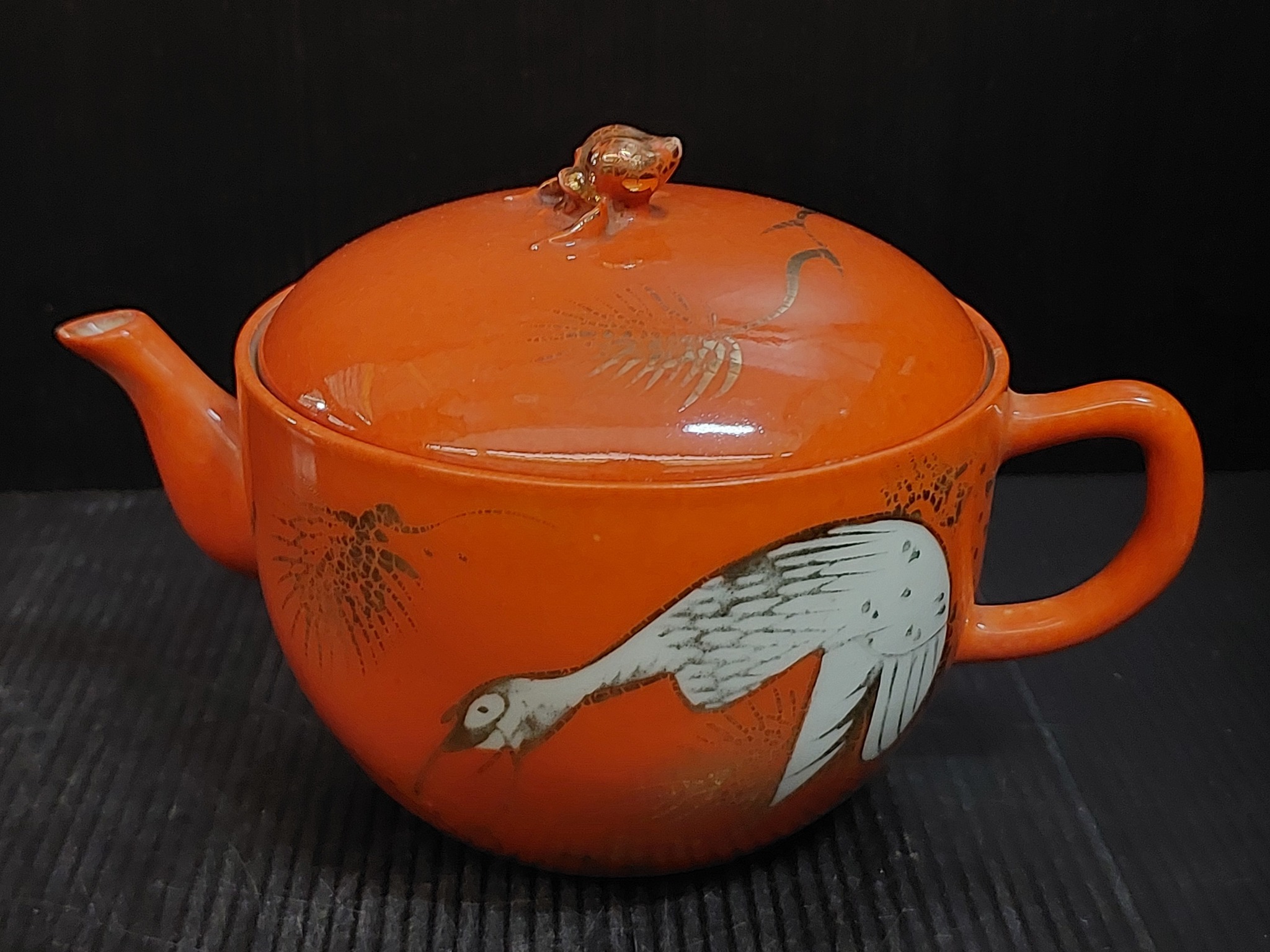 珊瑚红描金松鹤延年老壶完整，品相如图有兴趣的请信息