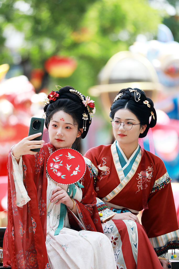 Beautiful #Hanfu #culture! Hanfu refers to the traditional style of ...