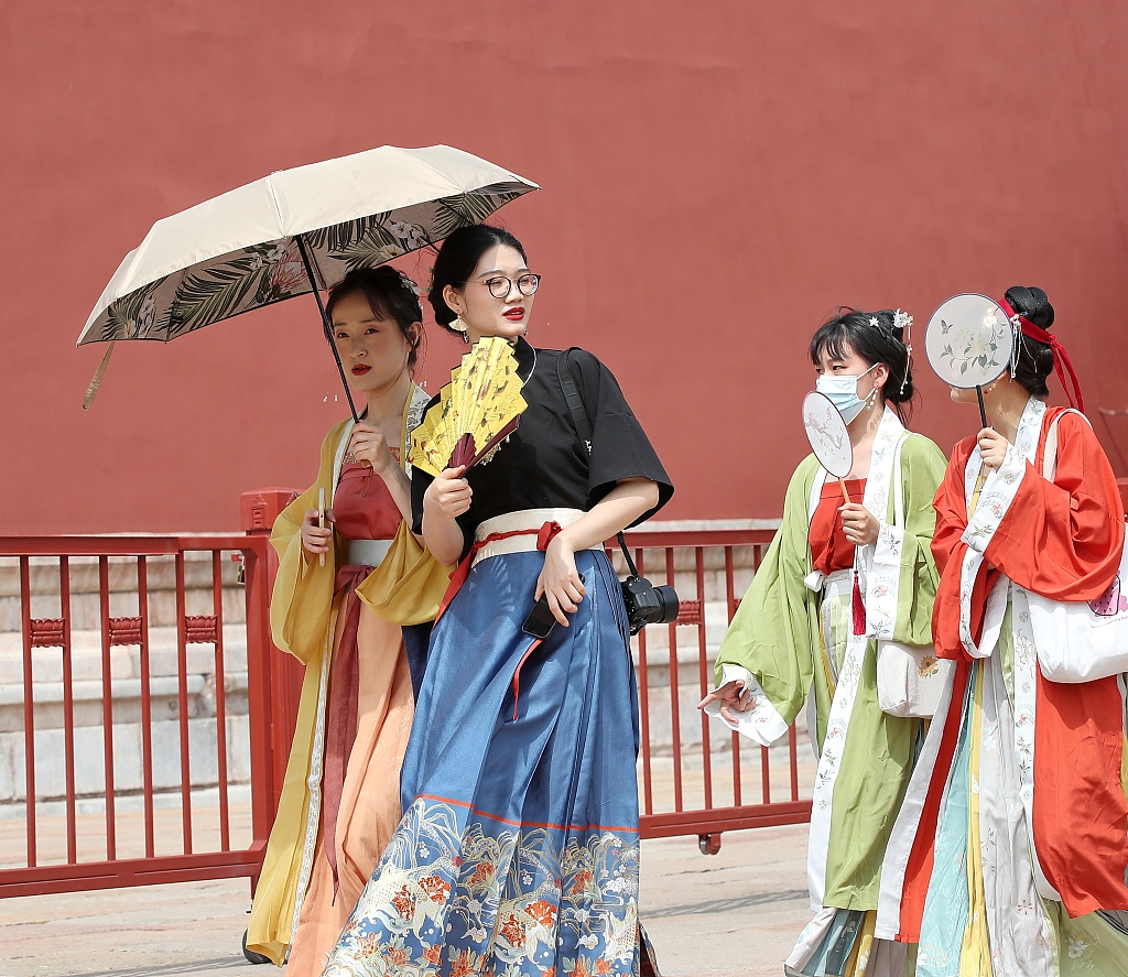 Beautiful #Hanfu #culture! Hanfu refers to the traditional style of ...