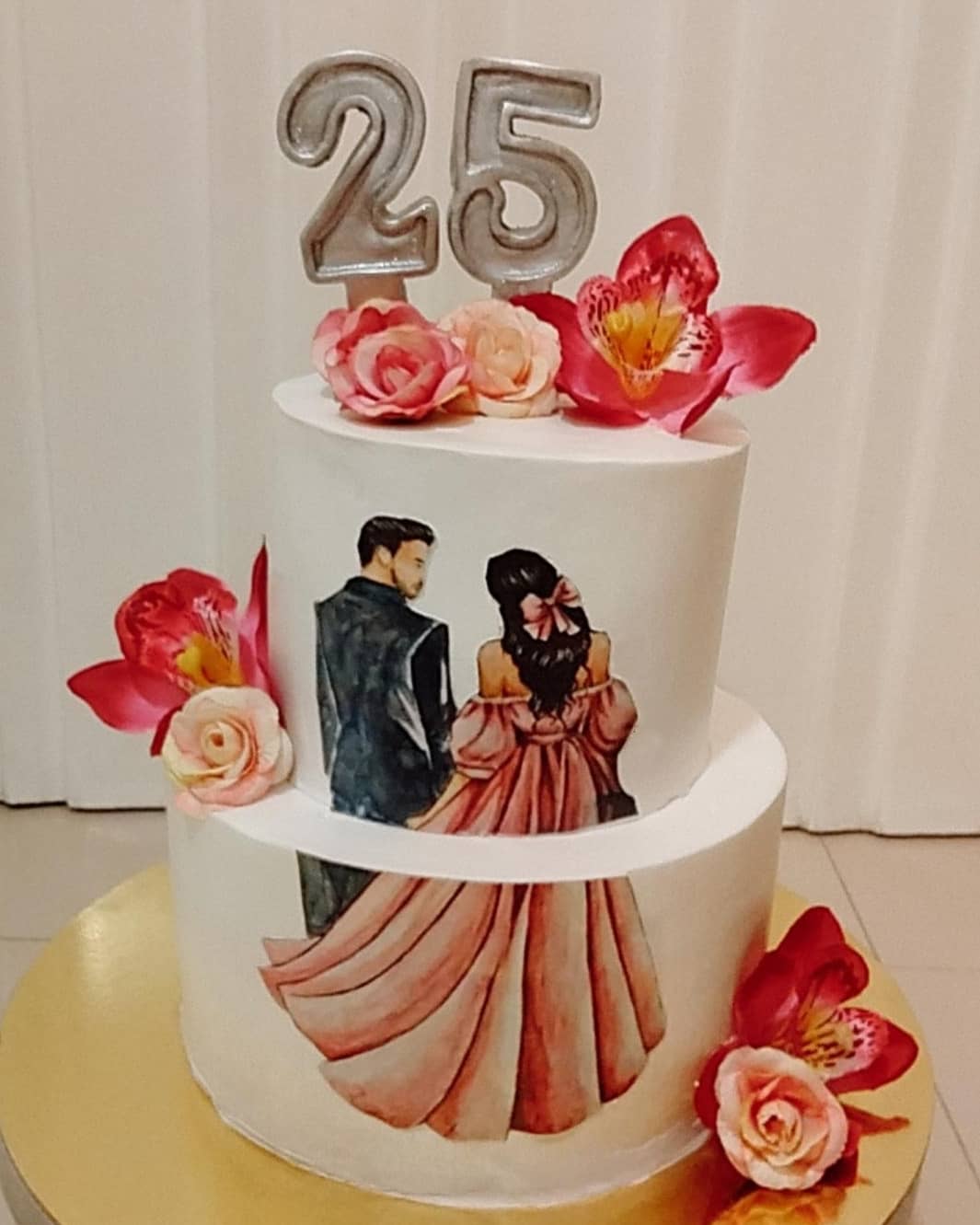 Anita Bakes And Cakes Eᗪiᗷᒪe ᑭᕼotogᖇᗩᑭᕼ ᑕᗩke Simple Yet Super Pretty 25th Anniversary Cake Designed For An Amazingly Beautiful Couple Adorned With Fresh Flowers 25thanniversarycake Silverjubileecake Ediblephotocake