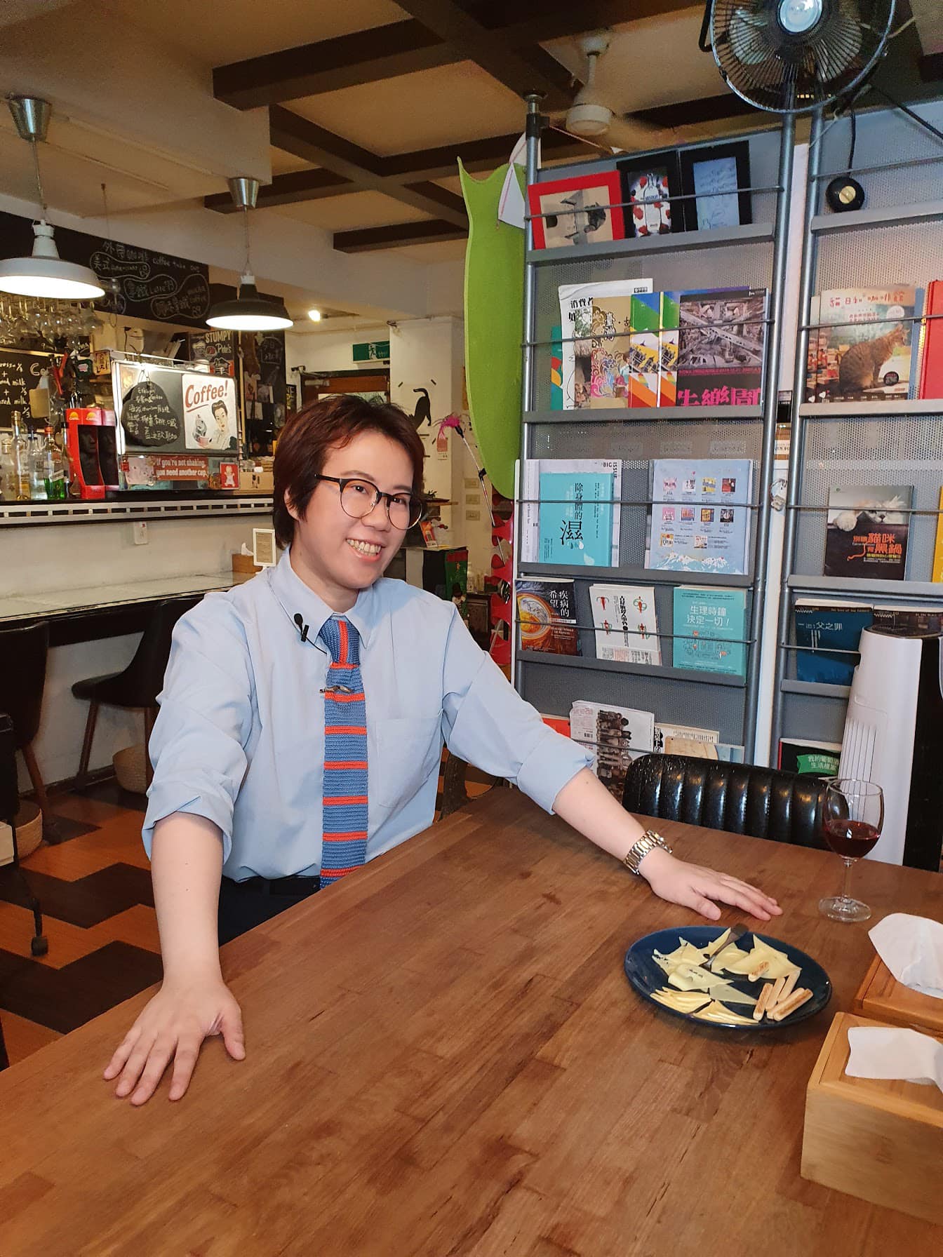 酸酸 吳映軒 - 「酸新聞吧」新的一集上了！昨晚難得在YT嘗試開首播，20分鐘內召集了200位觀眾同時在線，但聊天室大... | Facebook