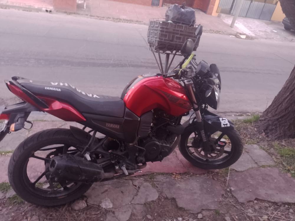 Vendo o permuto. Moto Yamaha FZ 153