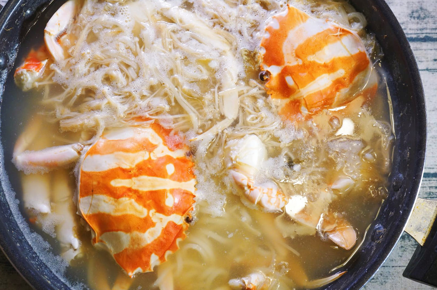 Meow Kitchen - 【 冬菜烏冬蟹鍋 】 簡易篇 天氣漸漸涼了， 來一個暖暖的烏冬蟹鍋，絕對是最好不過！... | Facebook