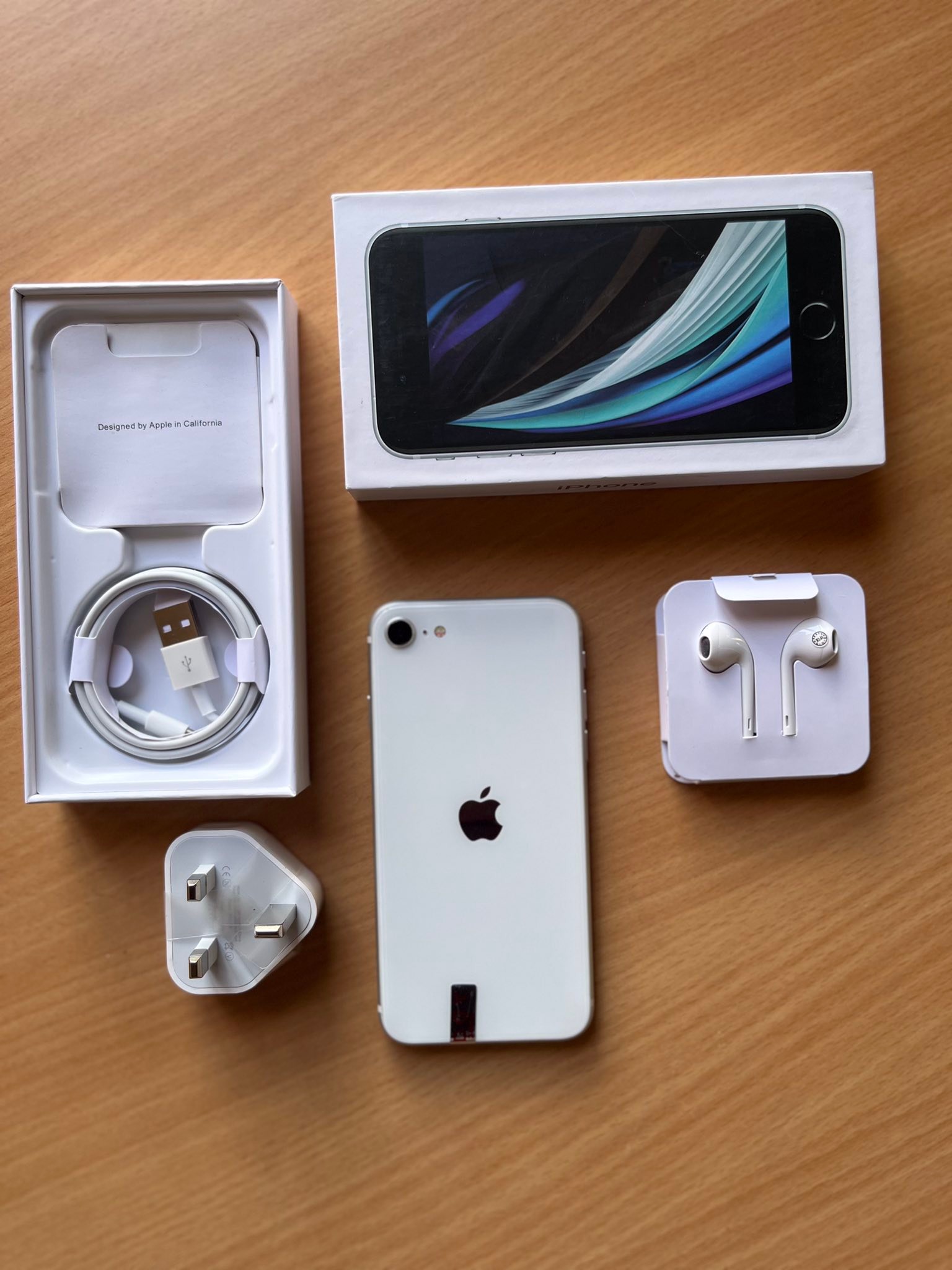 iPhone SE, 32GB, Gold Just 5-6 month old only with bill, box and 