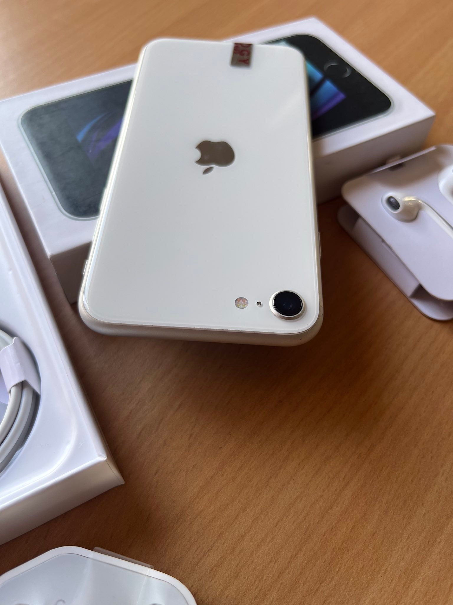 iPhone SE, 32GB, Gold Just 5-6 month old only with bill, box and 