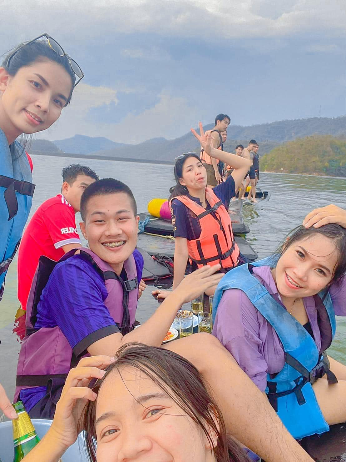 ม อ ง อ อ ก... - แพป้าตุ๋ย เขื่อนศรีนครินทร์ ล่องแพกาญจนบุรี | Facebook