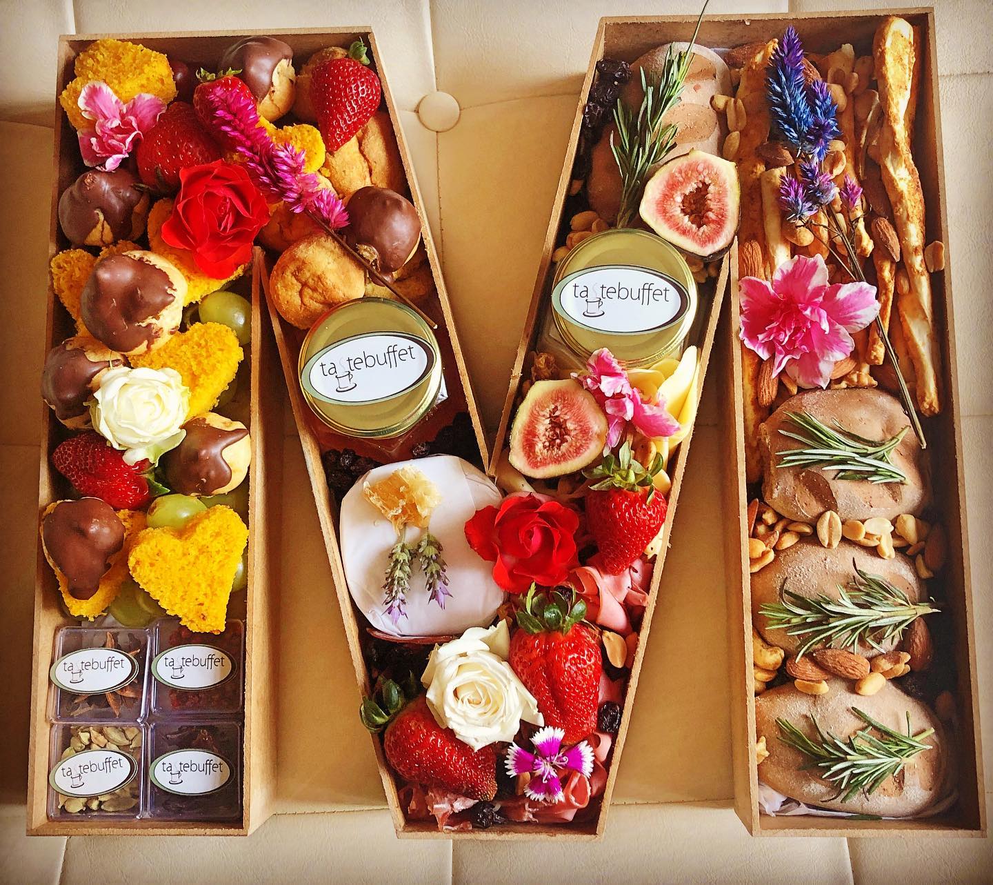 Taste Buffet - Box letra M com gin e especiarias para o...