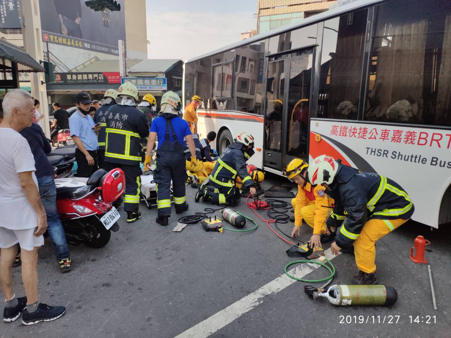嘉義市政府消防局 - 怵目驚心的大車與機車車禍現場 傷者及時由東區分隊及第一分隊同仁合力救出...