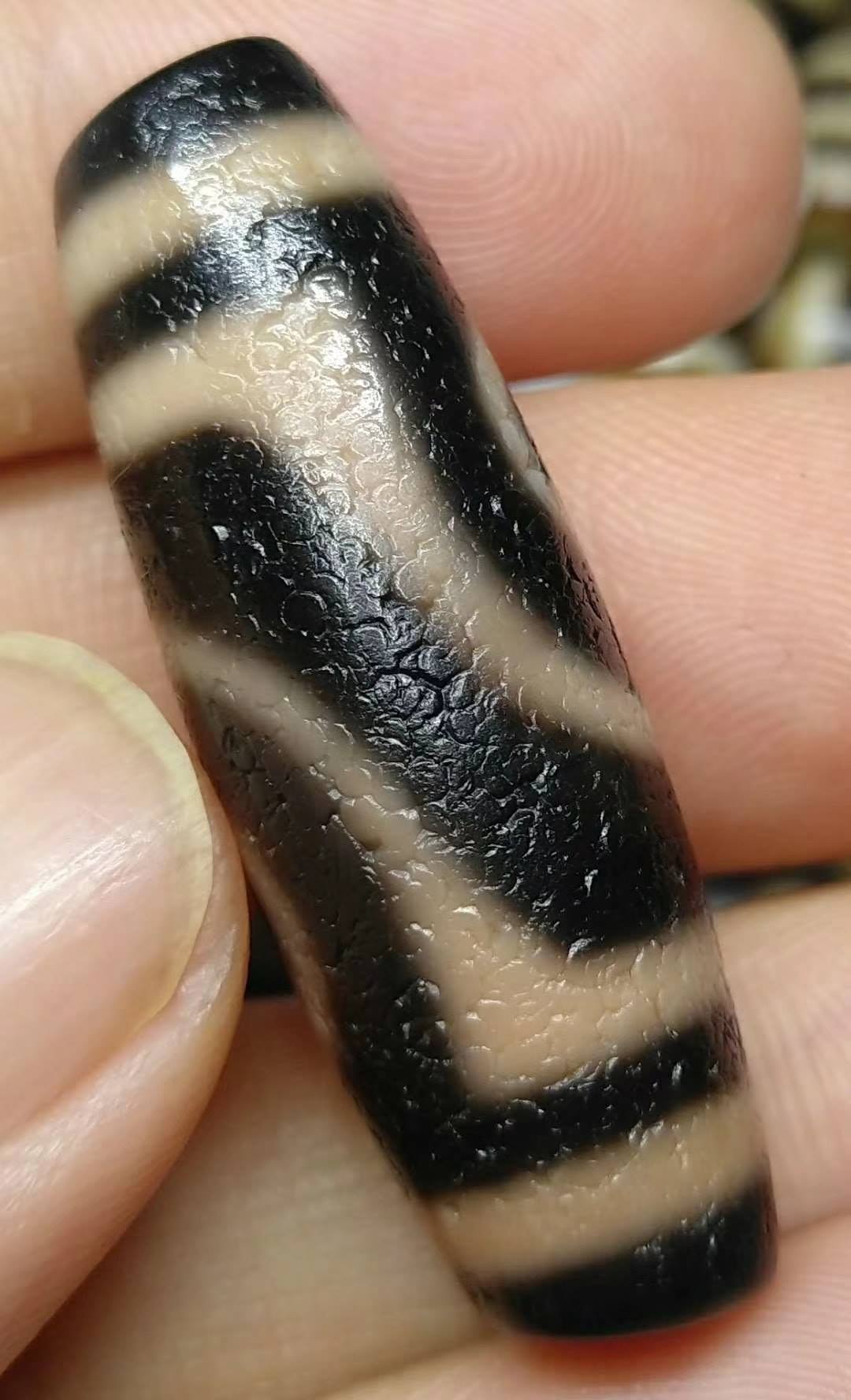 顶级朱砂天珠，老二眼，高密而沉稳，看到有点偏红色，是因为这颗天珠是