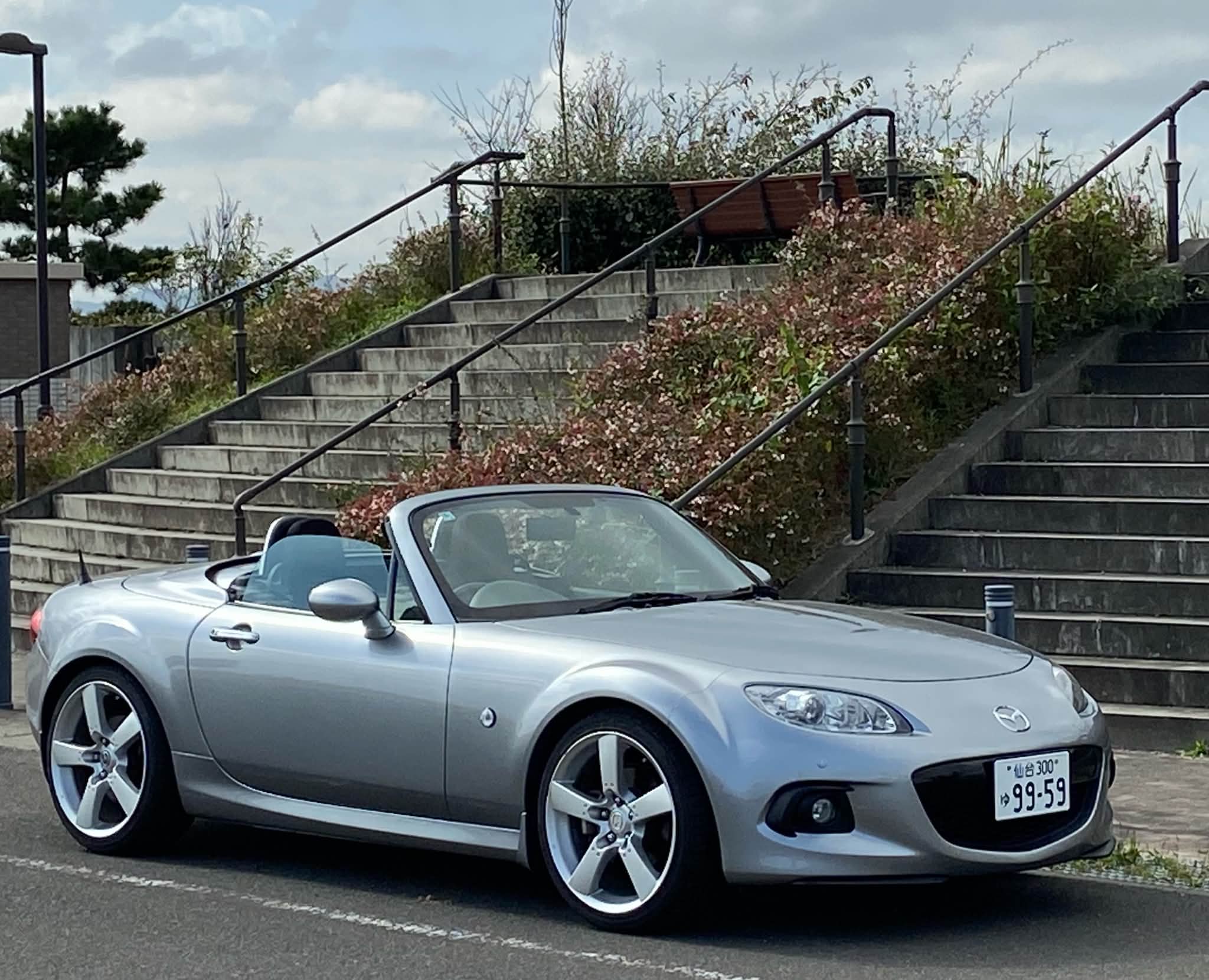 It's a nice day for a convertible ride. 野色 *원용300 300 99-59