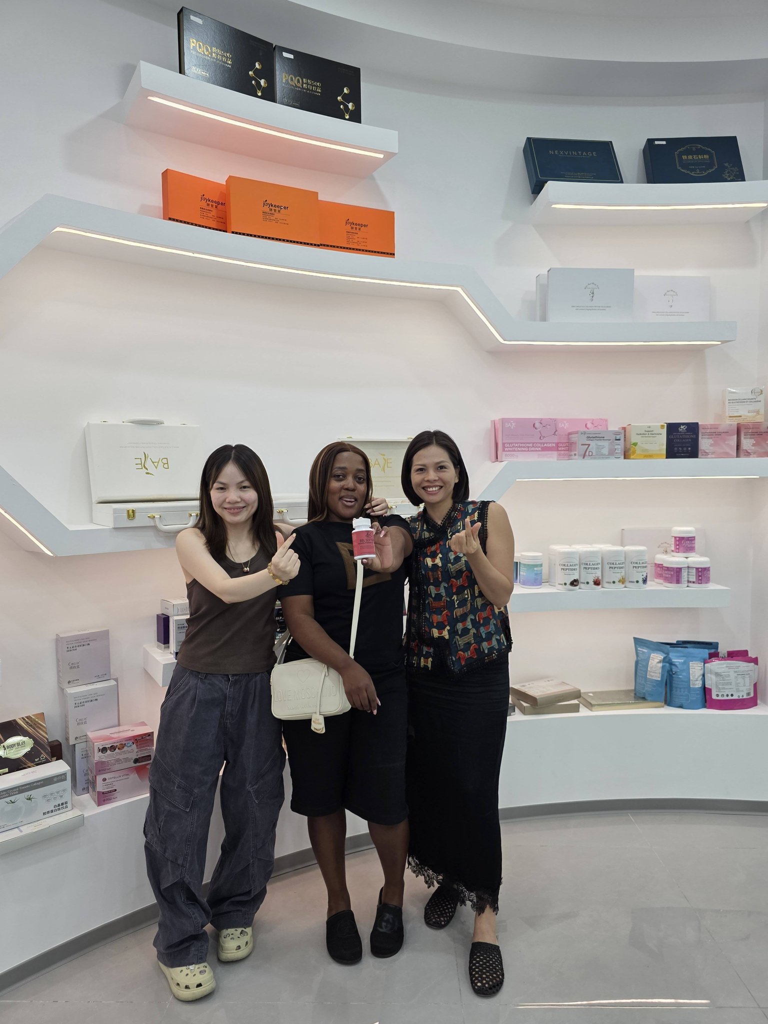 1st day in China, we went to the factory where they make our BBL Softgels, and met the owner of the company💖