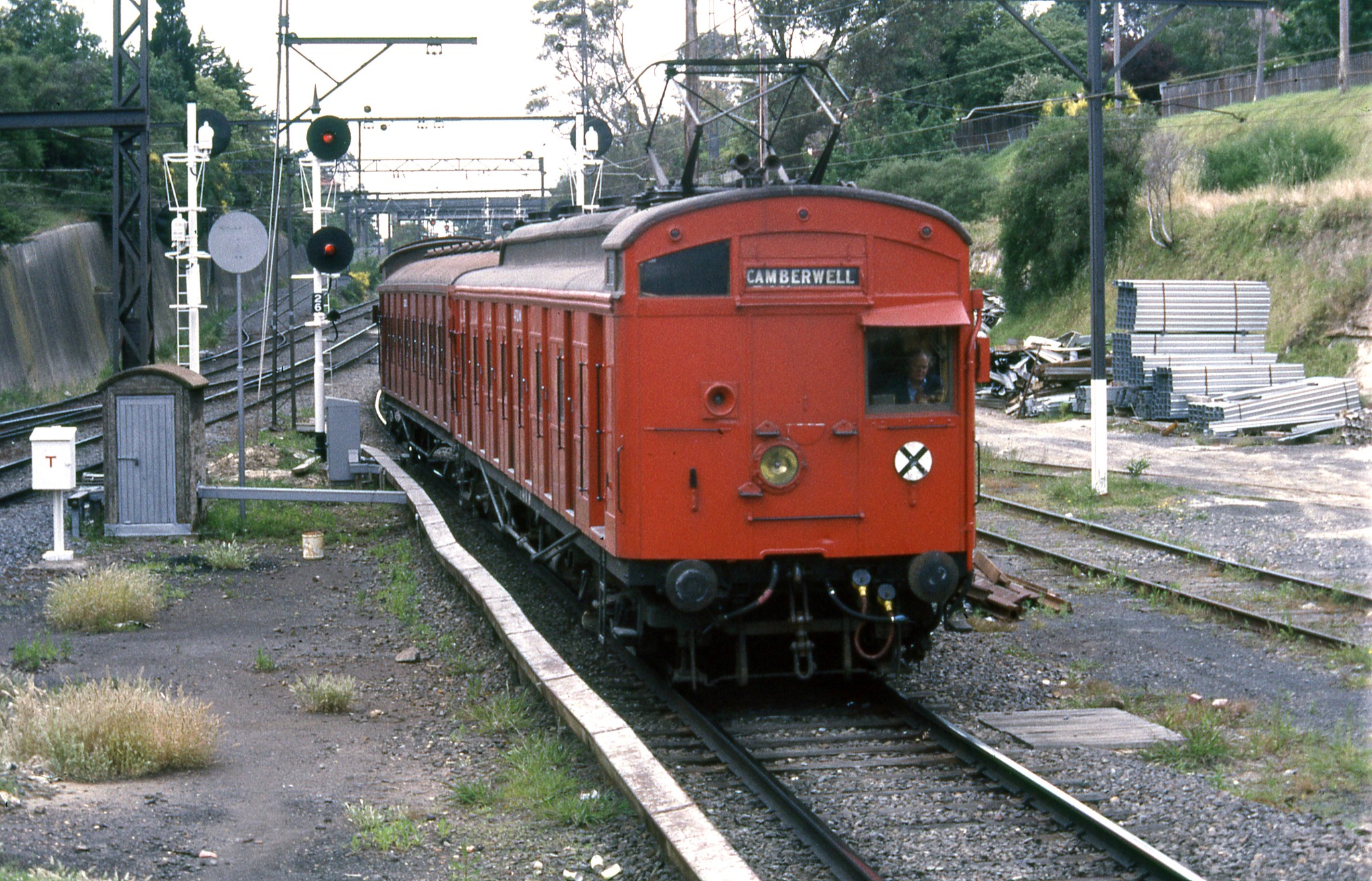 Jum The Alamein shuttle arrives in Camberwell, Feb 1984