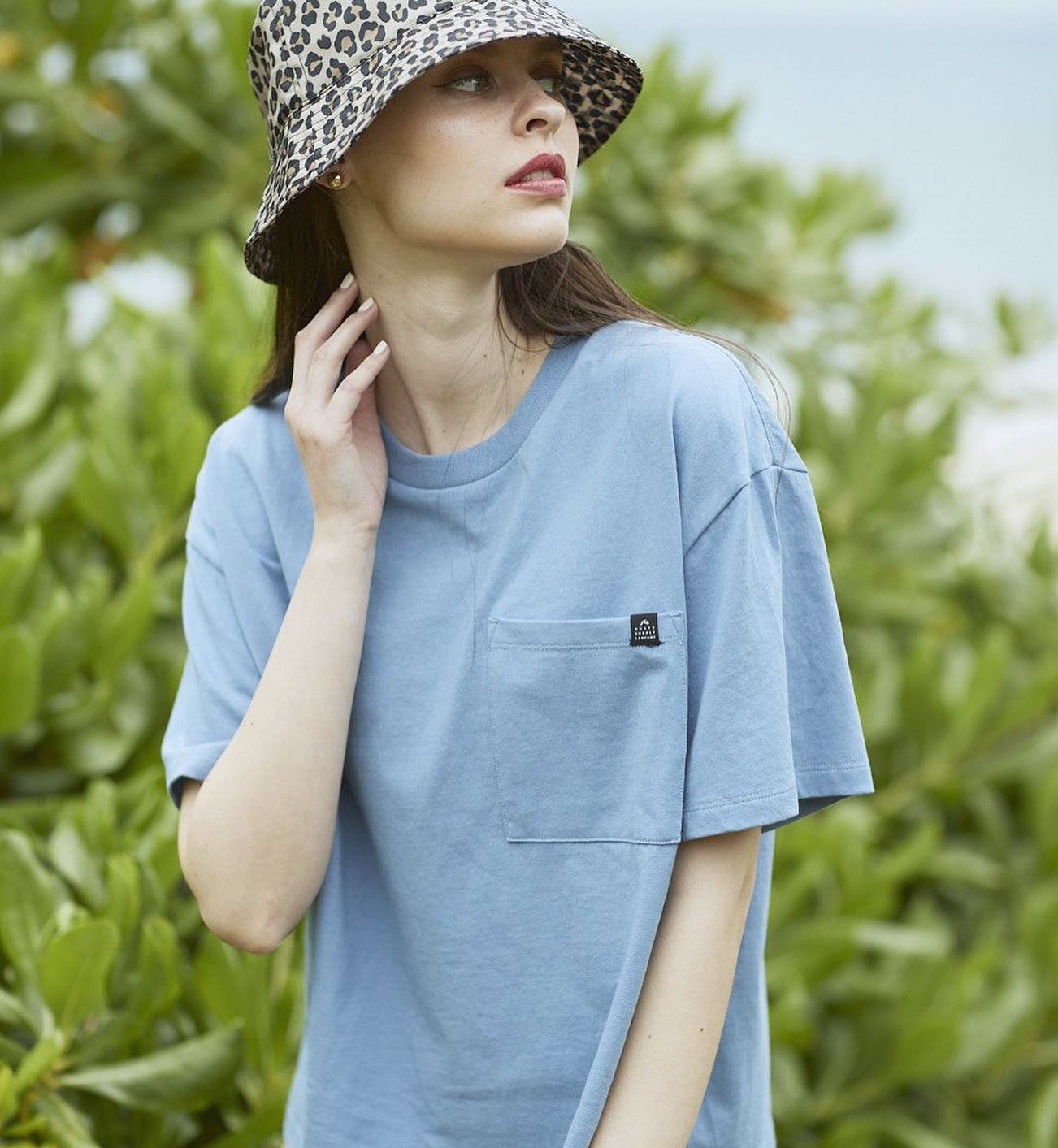 RUSTY JAPAN - バックロゴがかわいいシンプルなTシャツ♡😎﻿ ﻿ シンプルなTシャツには柄ボトムスや﻿...