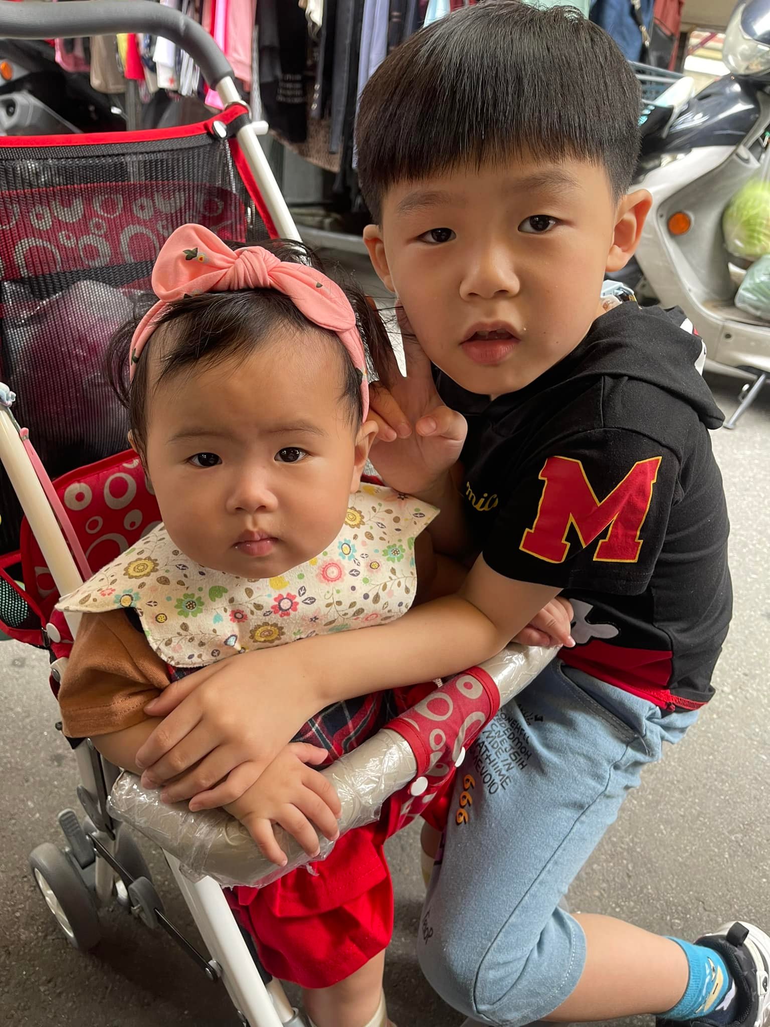 昌昌安安的小腧媽咪 - 哥哥是真的疼愛妹妹 👏 可以餵東西跟他分享了 兄妹真的長得像耶 😂... | Facebook