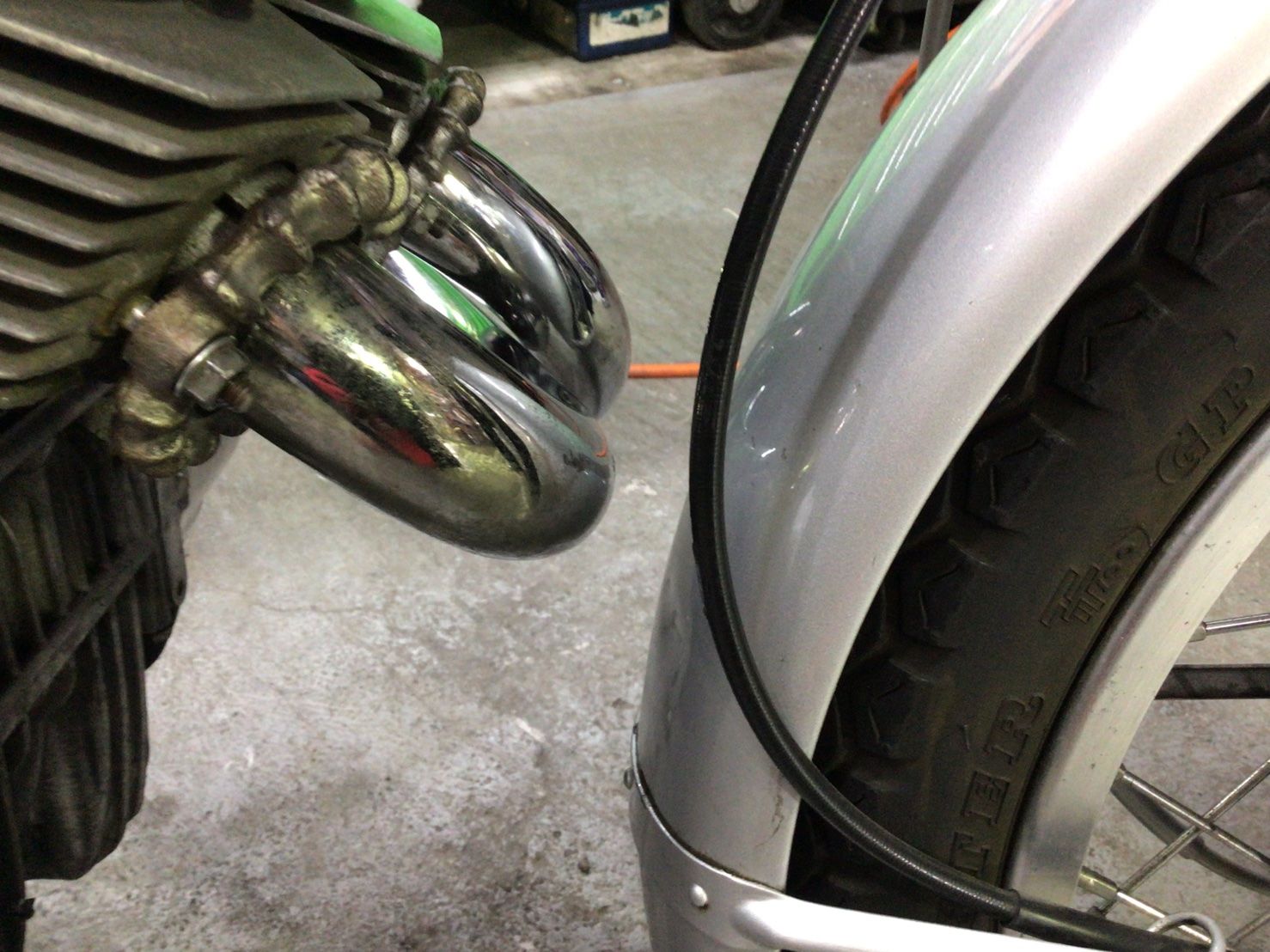 CB72にCL72のマフラーを換装する定番改造ですが、これを行っている皆様