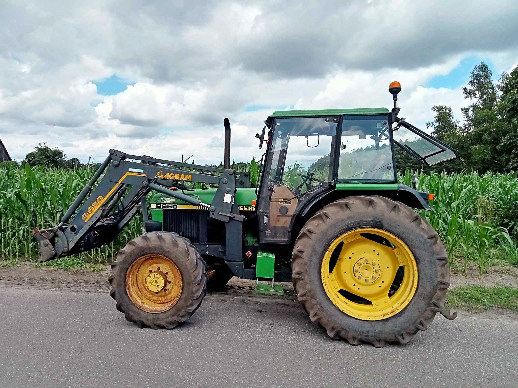 JOHN DEERE 2650 for sale, Farm tractor, 6555.57 EUR - 9404259