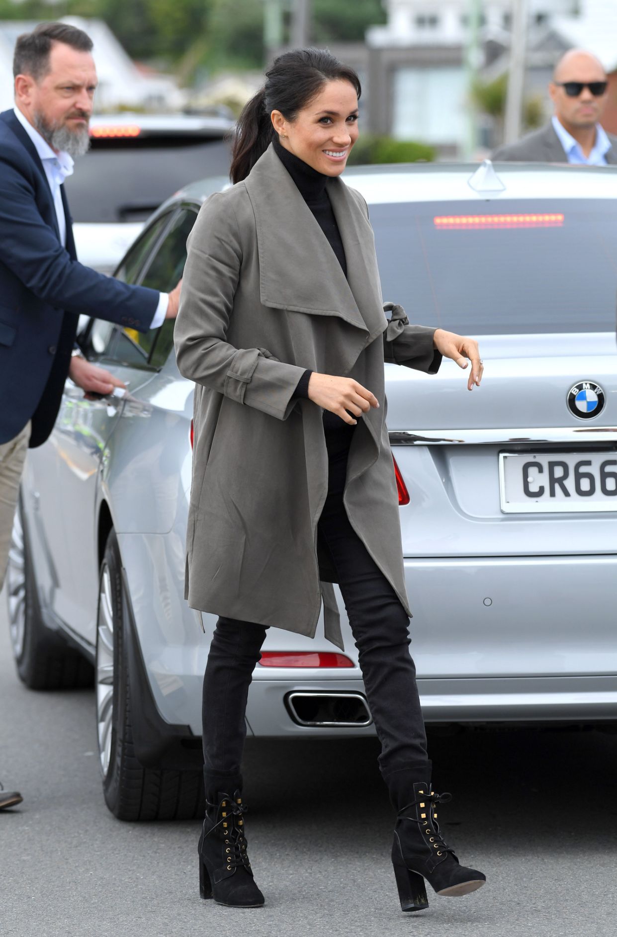 meghan markle grey dress 😍#MeghanMarkle gray belt #closure. #PrinceHarry #autumnfashion #AUTUMNSTYLE #royalstyle #Coat · 👉Shop the dress=>https://bit.ly/38L3XRE 🌹15% discount code: FBRT15 model:nahunne