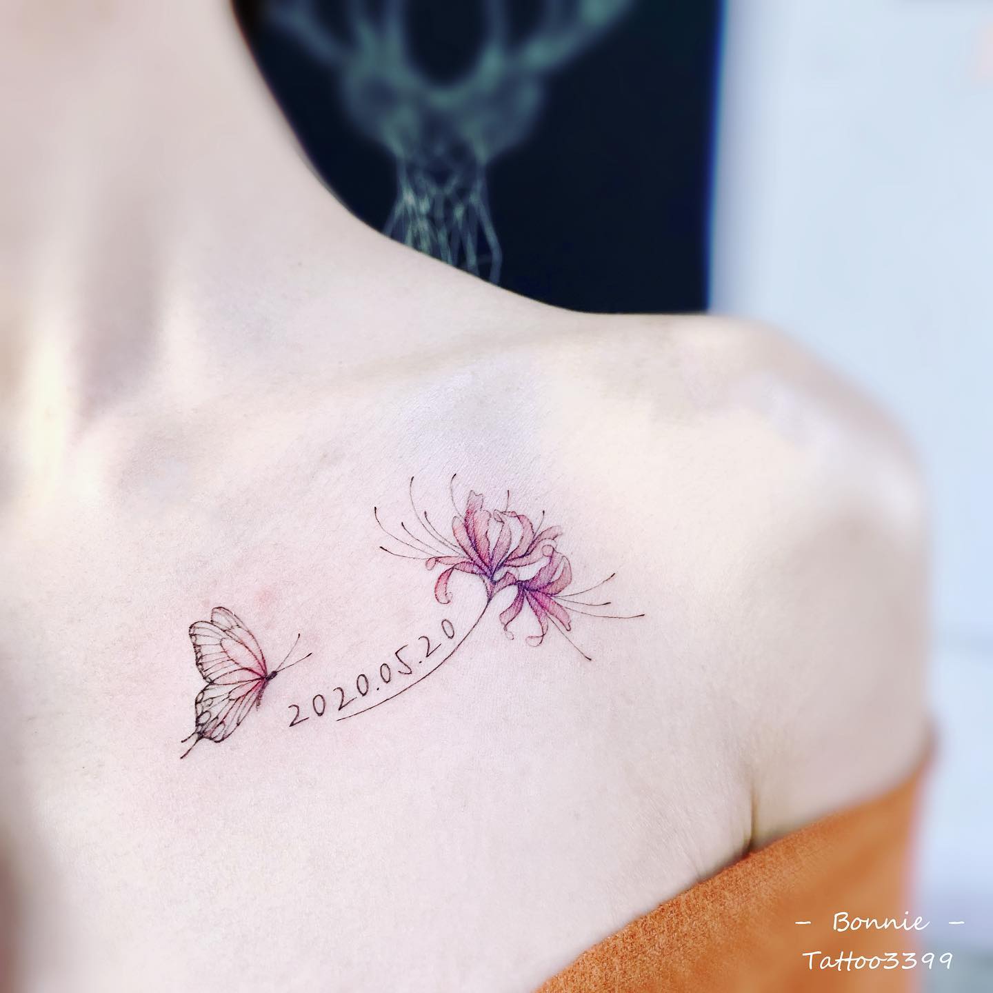 彼岸花～💗 #台中刺青 #花刺青 #蝴蝶刺青 #鎖骨刺青 #性感刺青... - Tattoo3399 紋身工作室