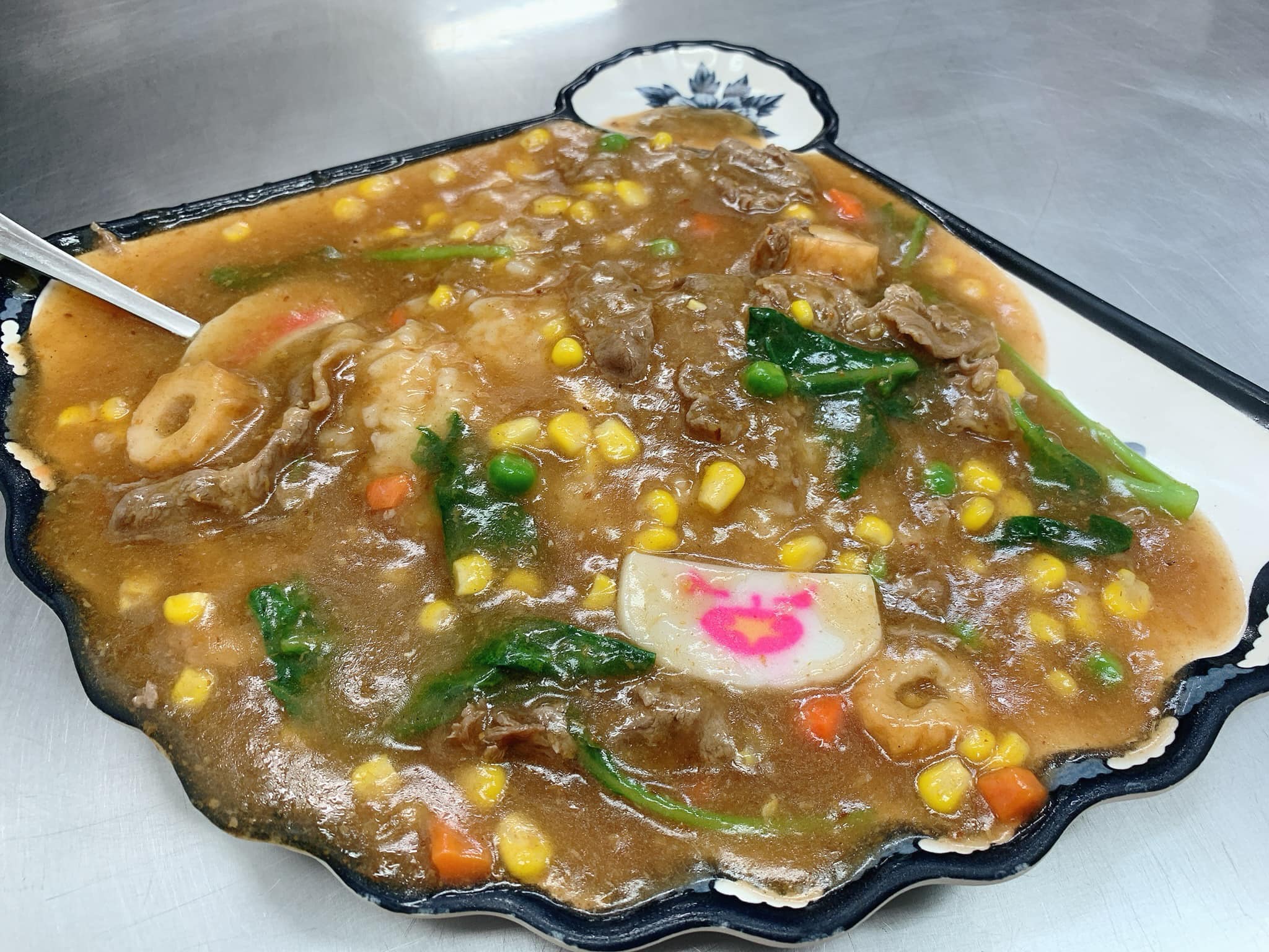 猴屁的異想世界 - 鄉民推薦阿華炒麵對面的好吃燴飯‼️ 扇子造型的盤子好可愛😂😂😂...