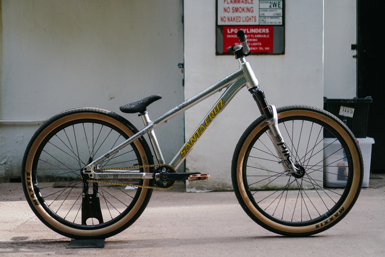 SILVER SURFER! #SantaCruz JACKAL CUSTOM! #dirtbike #dirtjump