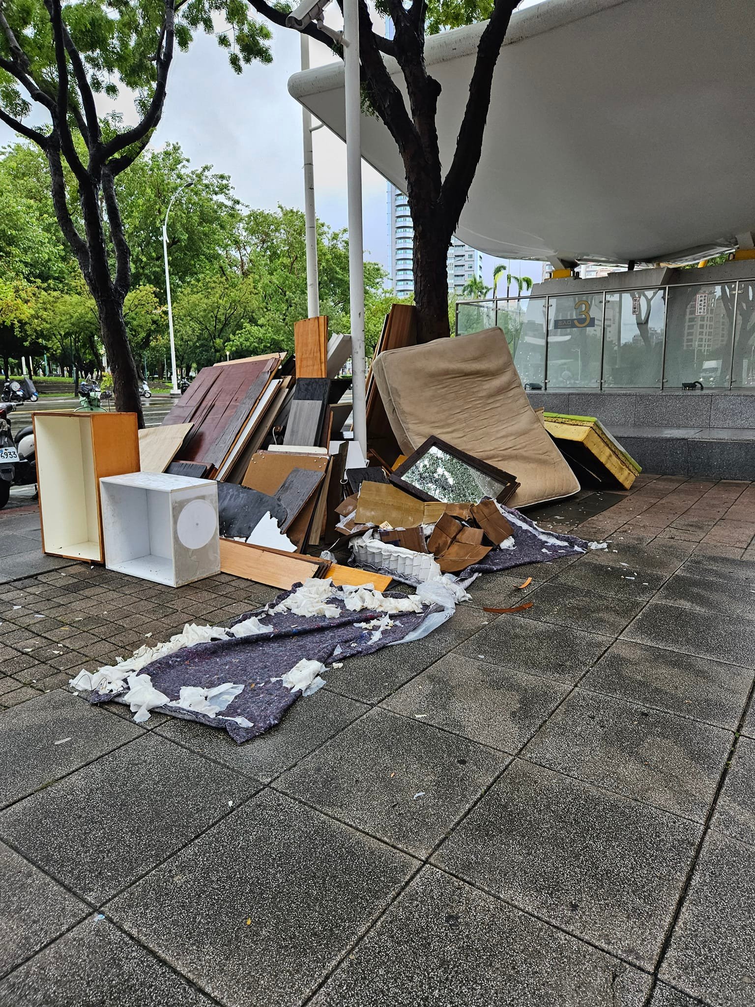 台灣交通老實說 - 鄉親投稿： 在台灣你這樣丟在公有地， 貼上紙條寫已通知清潔隊， 是完全合法不會有人管的， 清潔隊來收可能還完全免費。 拍攝 ...