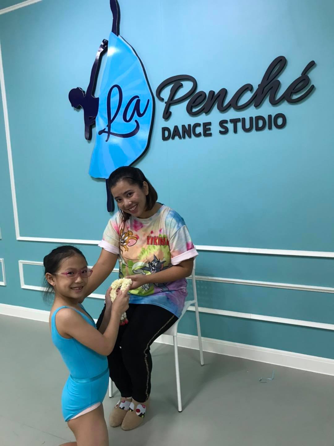 น้องเก็ทนำพวงมาลัยมาไหว้ครูค่ะ...... - La Penché Dance School | Facebook