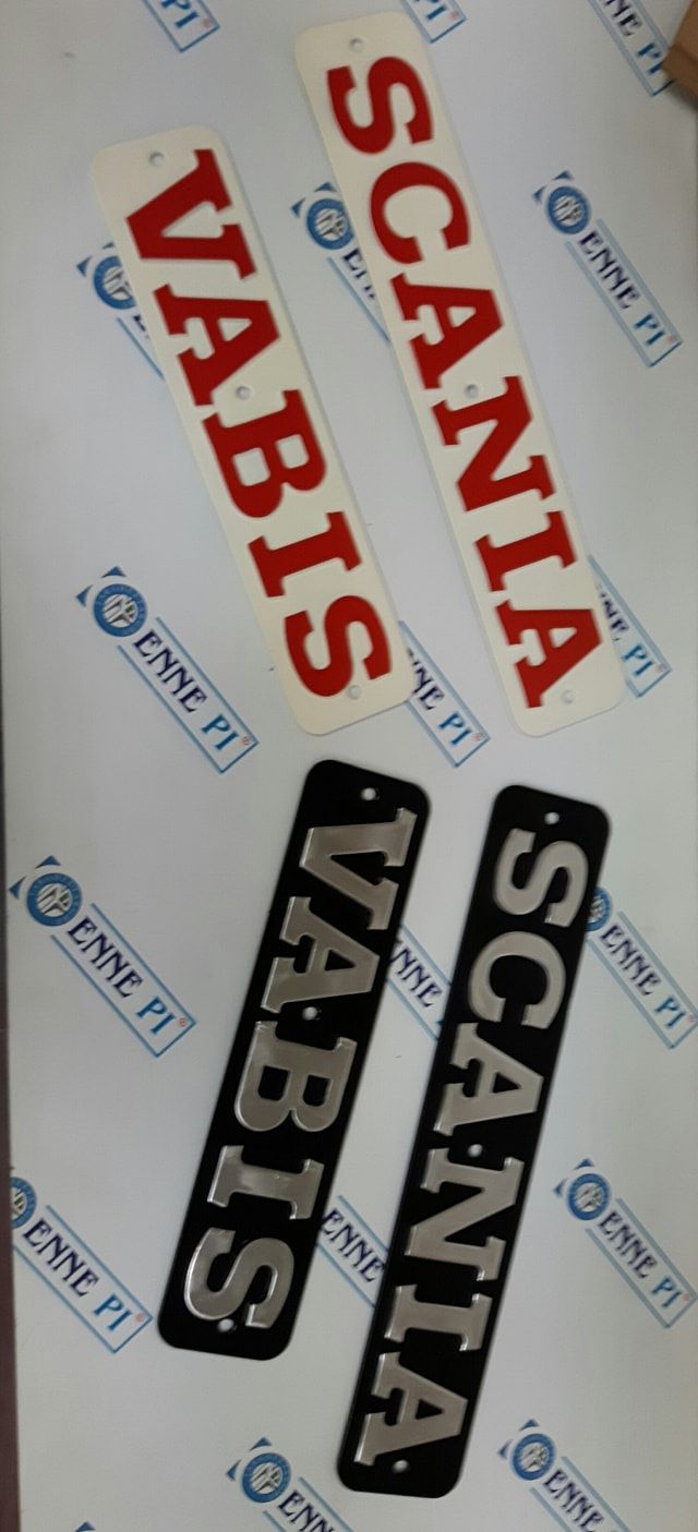 Coppia Targhe Auto Europee In Rilievo Catarifrangenti - Personalizzabili Con Caratteri Battuti, Made In Italy