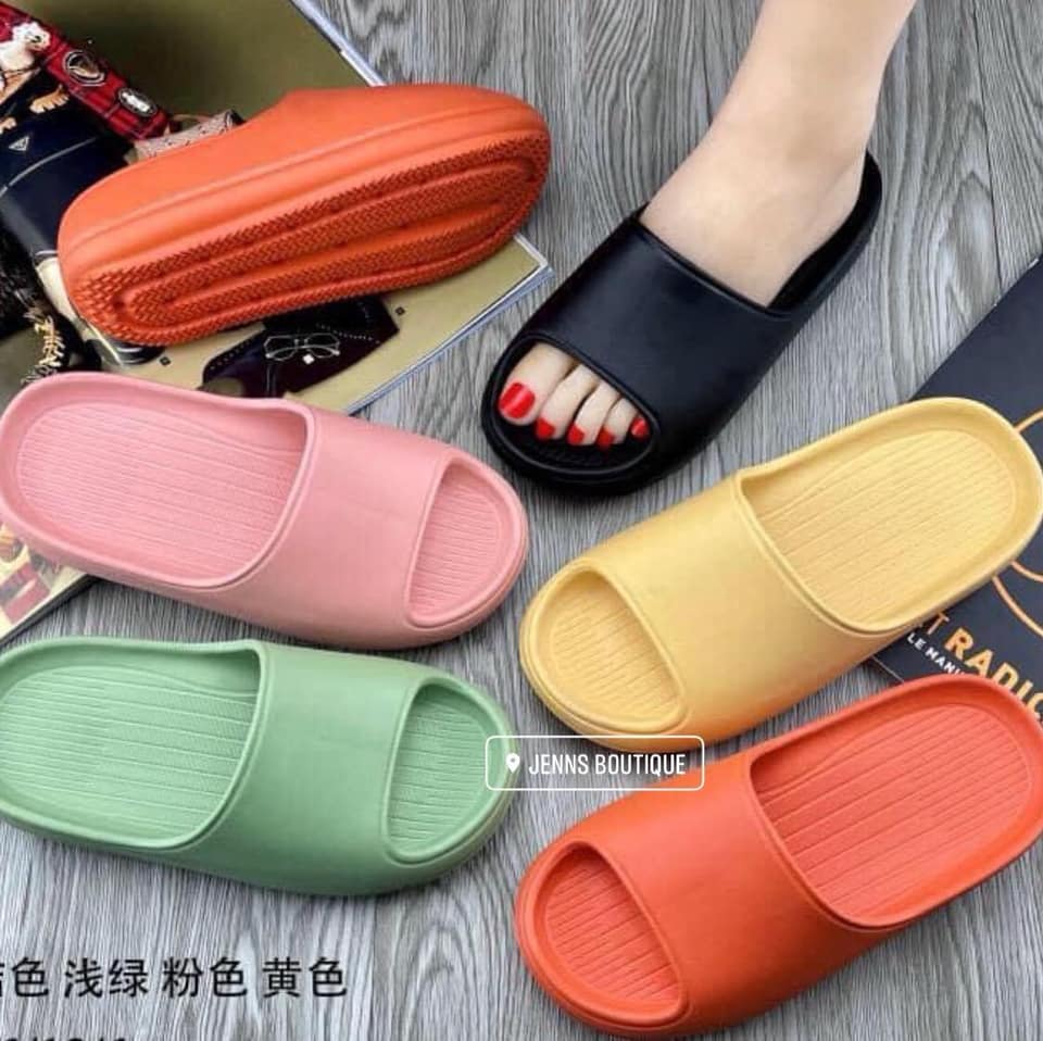 Jenns Boutique - NEW IN🌻 Girls Slippers. 249 pesos only!... | Facebook