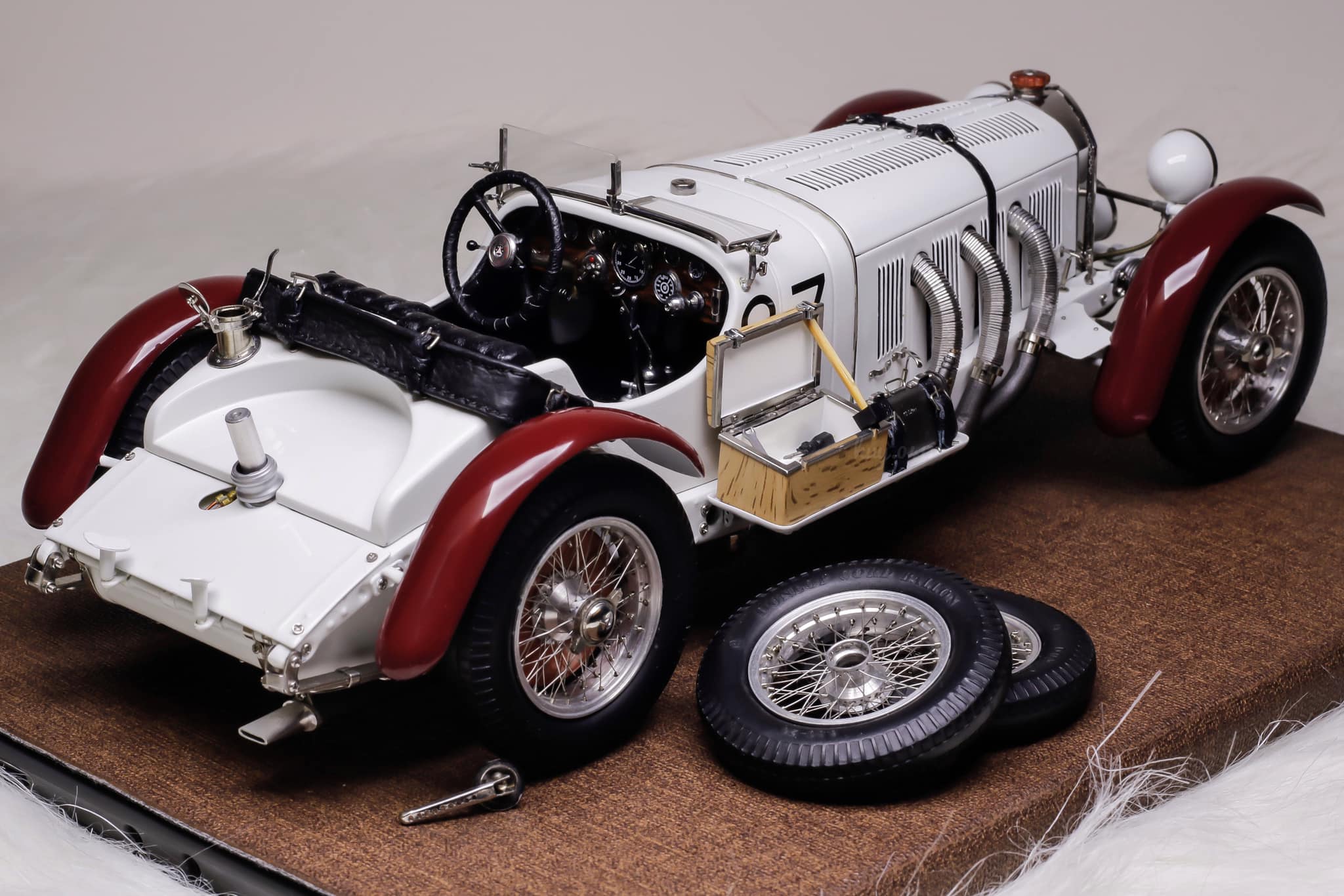 Modèle Réduit Mercedes SSKL Streamliner 1932 – 1/43 – Métal Blanc/étain – Tout Monté – Neuf