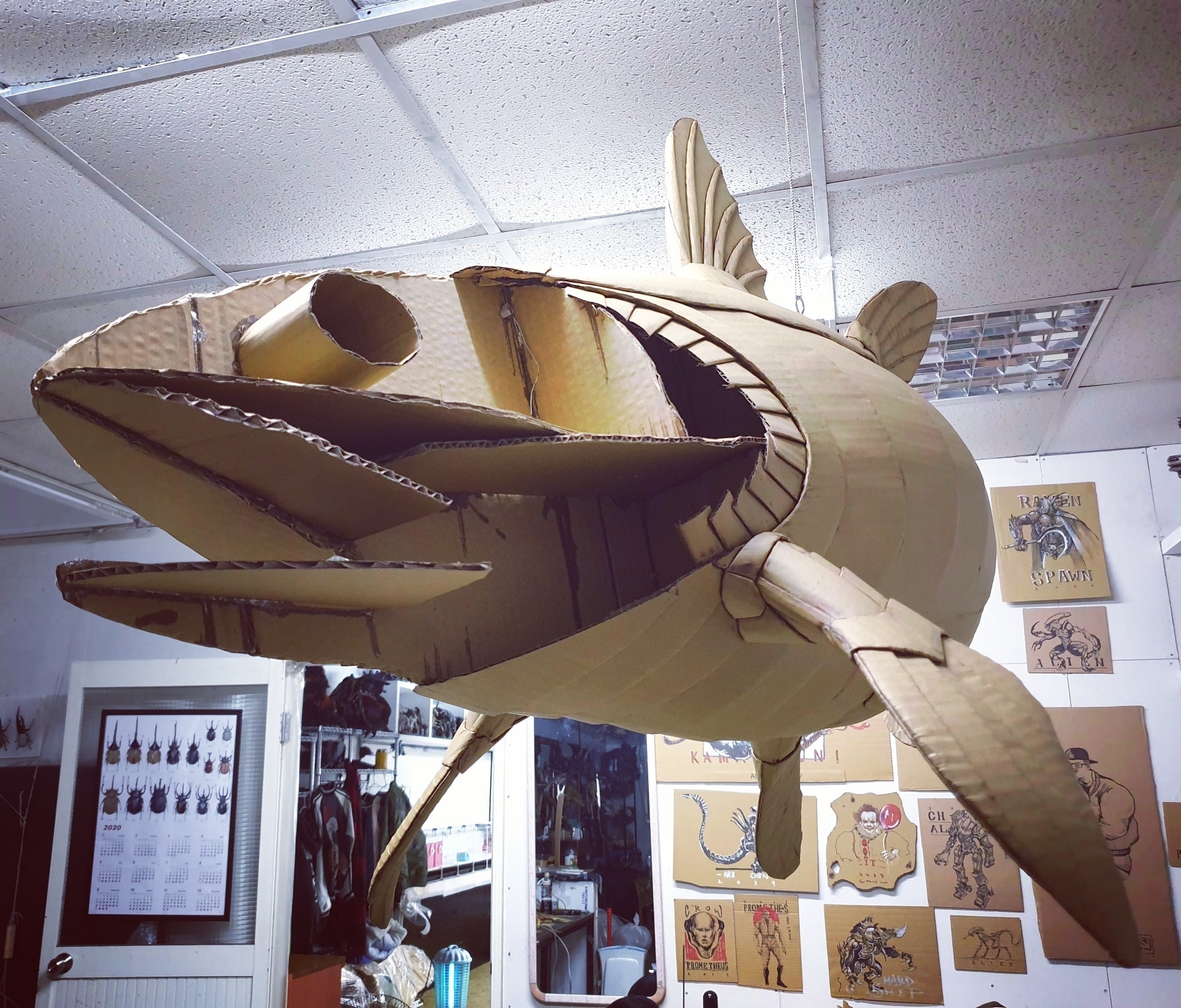 完蛋了。 怎麼有點像秋刀魚同學。 #cardboardart... - 鍾凱翔 Kai-Xiang Zhong