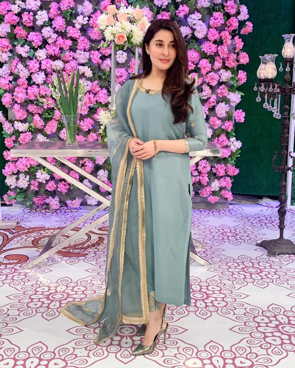 Eid Edit □ Shaista Lodhi looks absolutely georgeous in our grey mist zardozi number from the collection Saanjh. #RozinaMunib #NewArrivals #Eidcollection #Festivalofjoy #Festivesseason #Contemporaryfashion #Traditionaltrends #Easternheritage 
