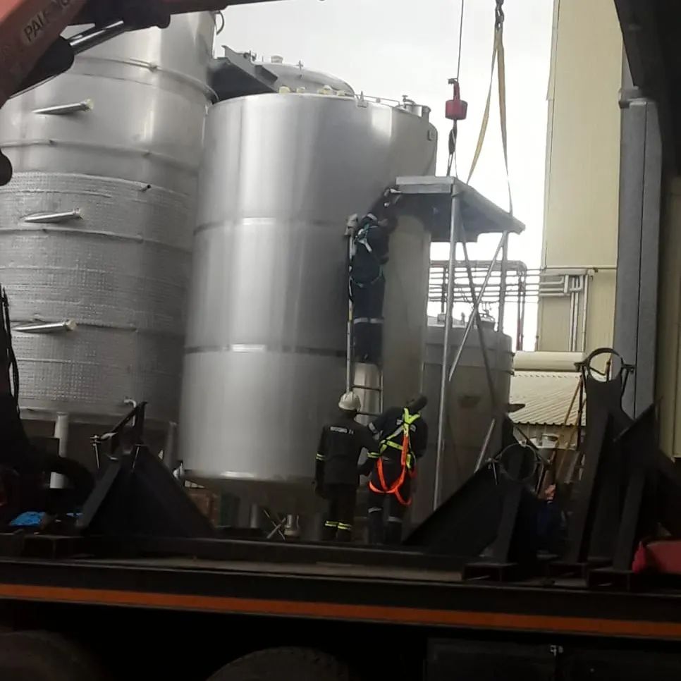 Rigging 24 - Off loading and placing of tanks in...