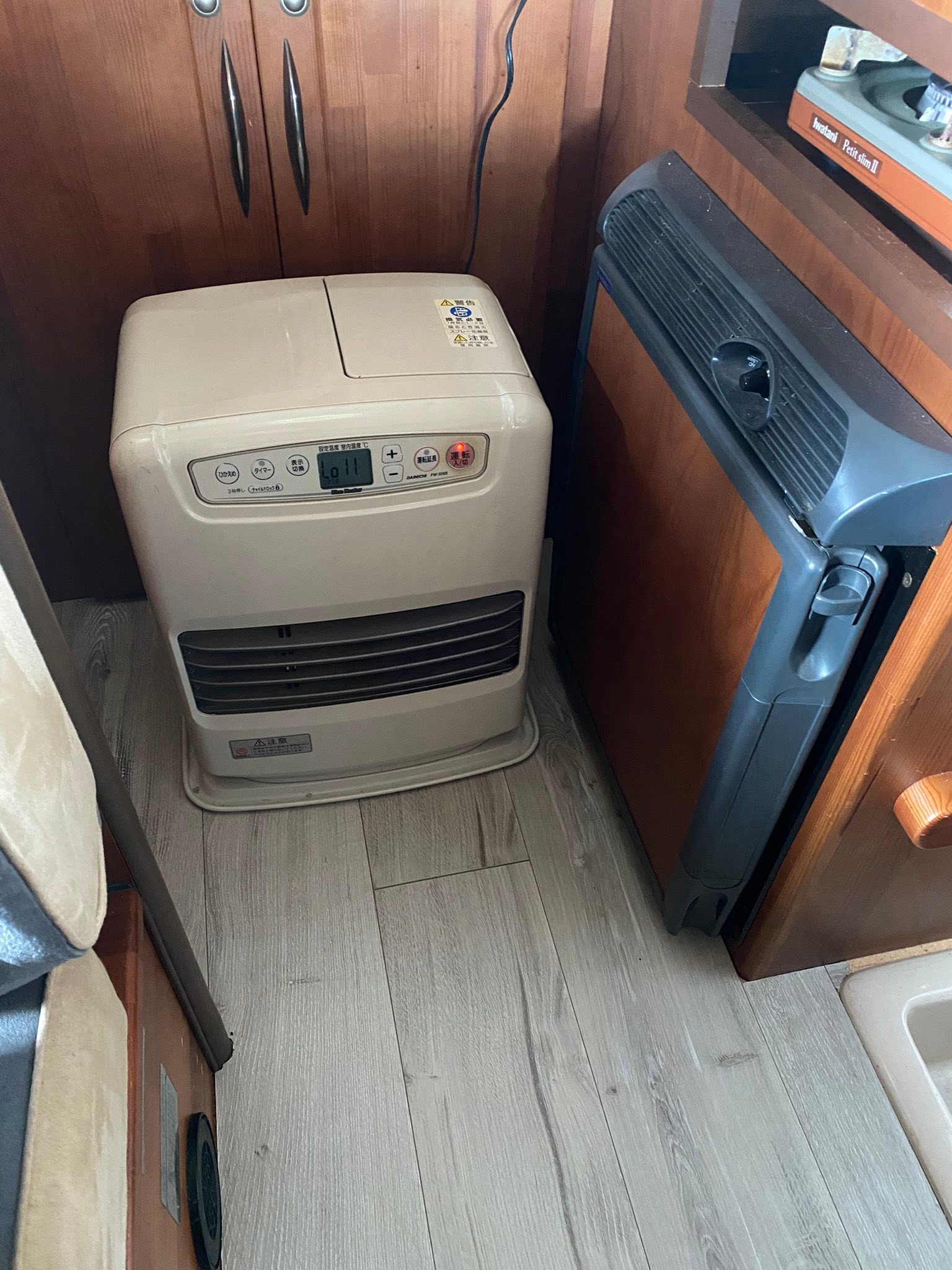 FFヒーターが調子悪いので、娘の部屋に眠ってた石油ファンヒーターを 