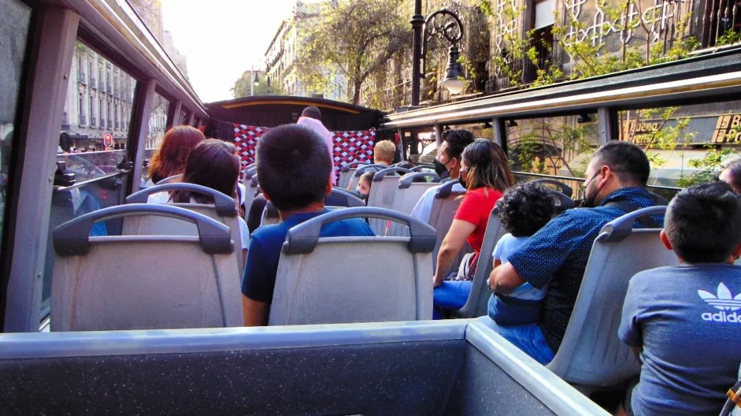 Capital Bus - ¡Día del niño con CriCri & el Ratón Vaquero!...
