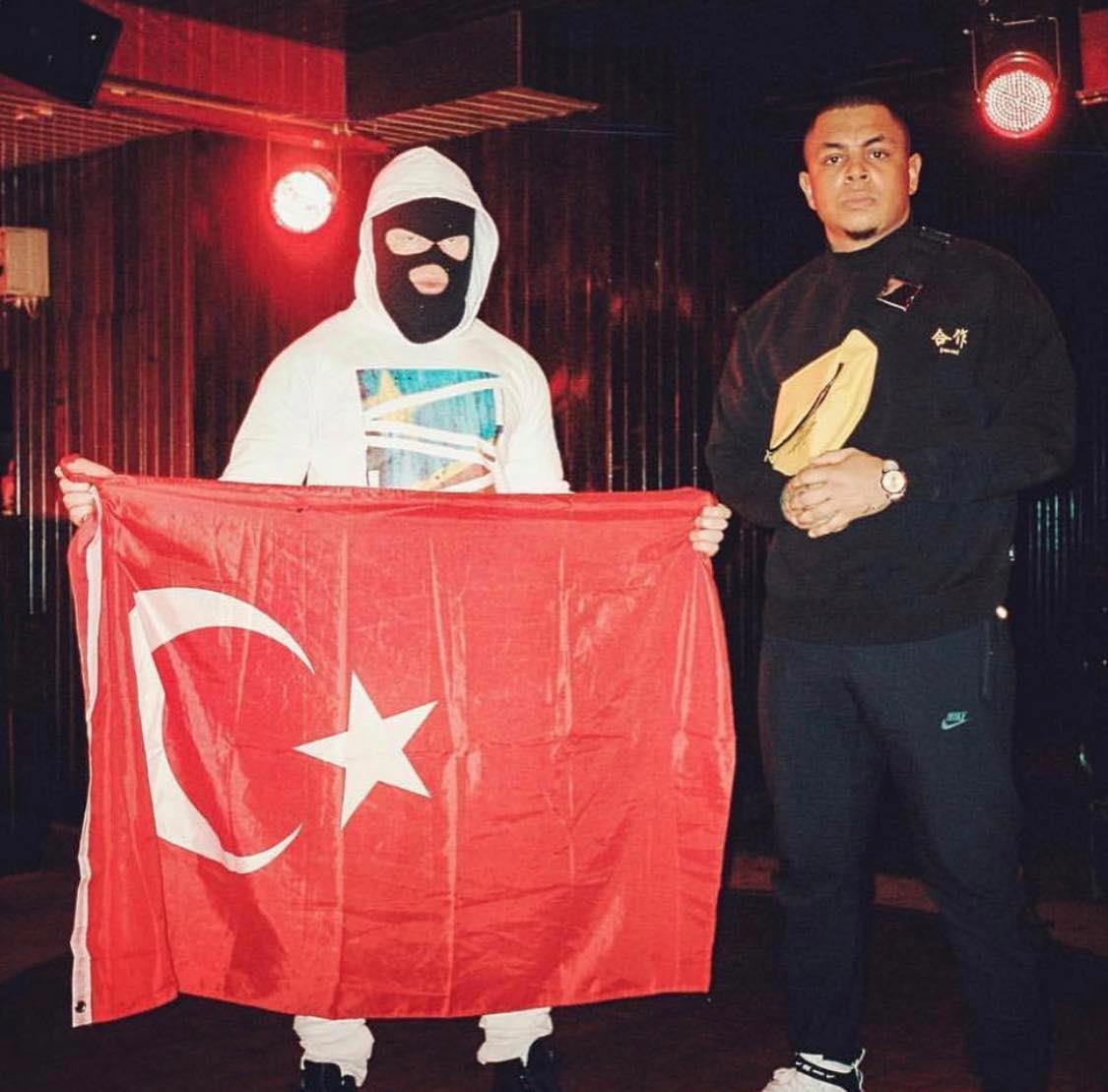 TeamNlt - Le rappeur Kalash Criminel avec le drapeau de la... | Facebook