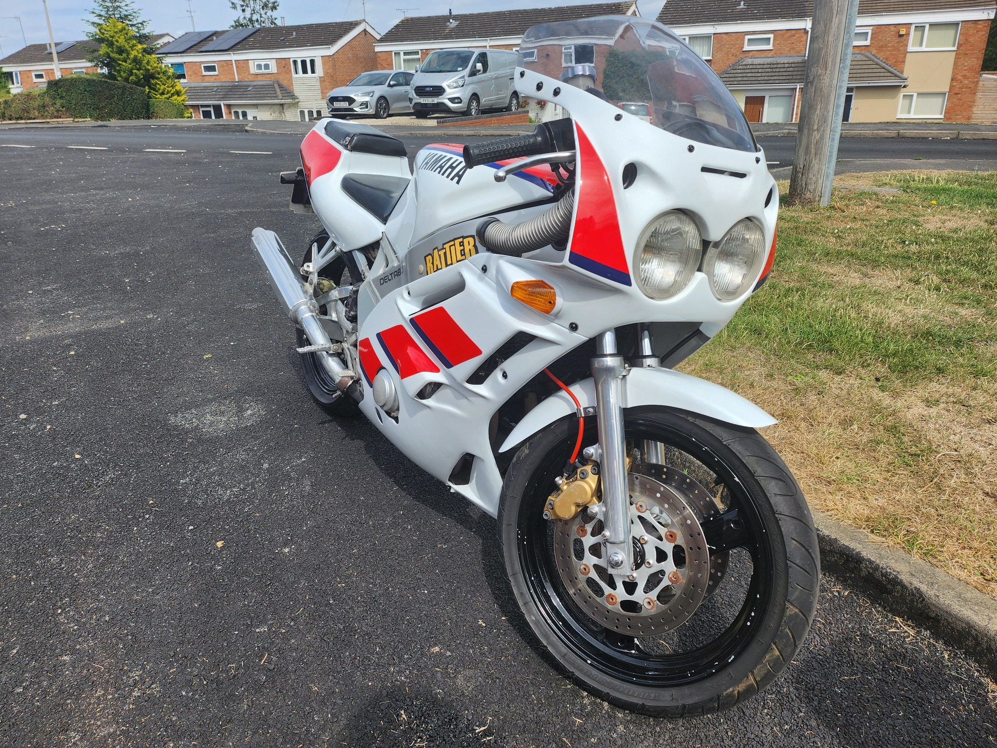 Restored FZR400 with new fairings and painted tank