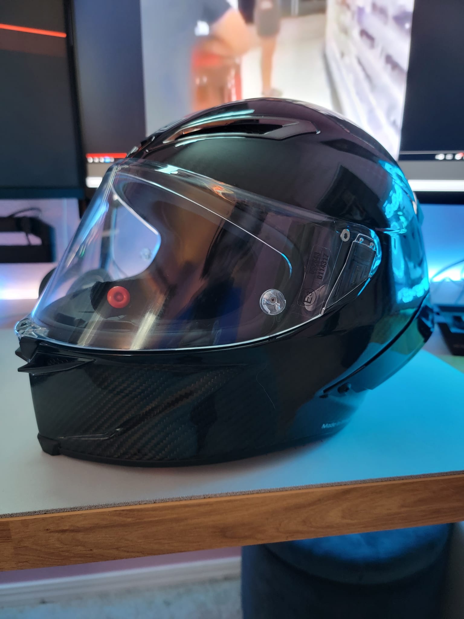 agv pista gp r vs shoei x 14 - Rr Mono White Due to the exclusive AGV Extreme Safety design protocol AGV Pista GP RR helmet