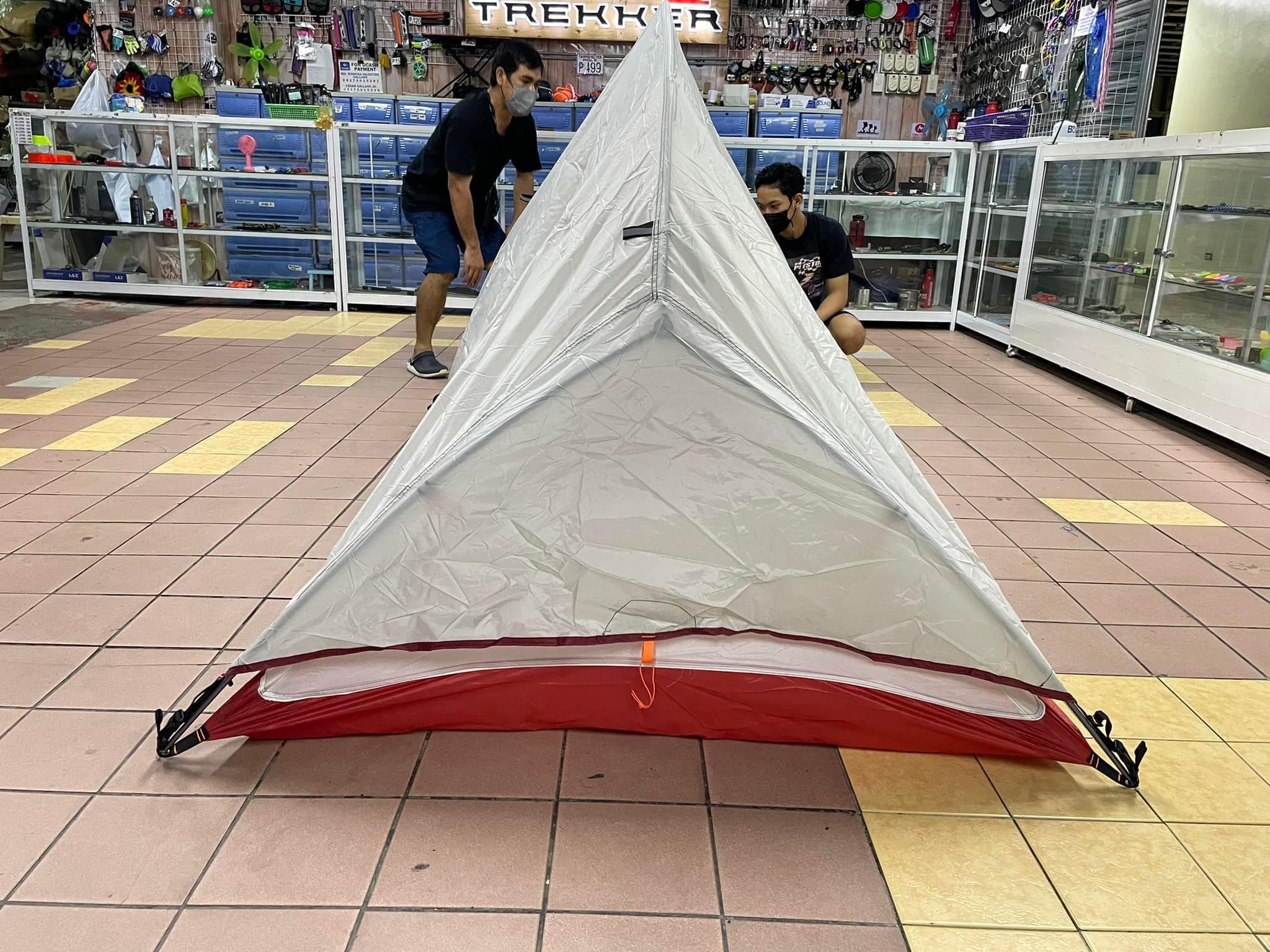 COLEMAN 3 POLE SCREEN TARP UV PRO COMPLETE SET. Price ₱4,800 + sf