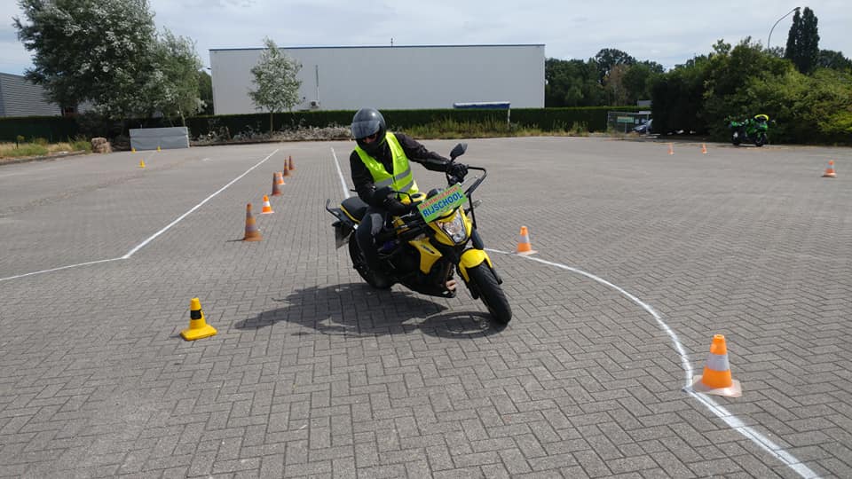 Dit weer ☀☀☀ schreeuwt om motorles... - Merksemse Rijschool