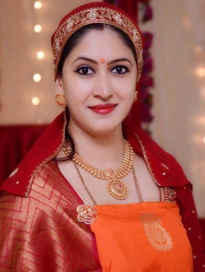 coorg ladies traditional dress WOMEN AND THEIR KODAGU STYLE SAREE Coorgi sari hails from the state of Karnataka and is popular across the globe for its unique draping style. Recognized from its front pallu tucked coorg traditional dress photos