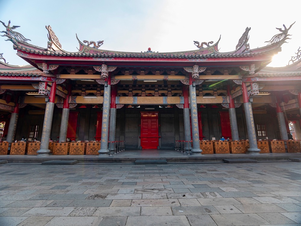 行天宮五大志業 - #行天宮三宮楹聯巡禮 行蔵敦節義，千秋浩氣衝霄漢； 天地振綱常，一片丹心耀日華。 --... | Facebook