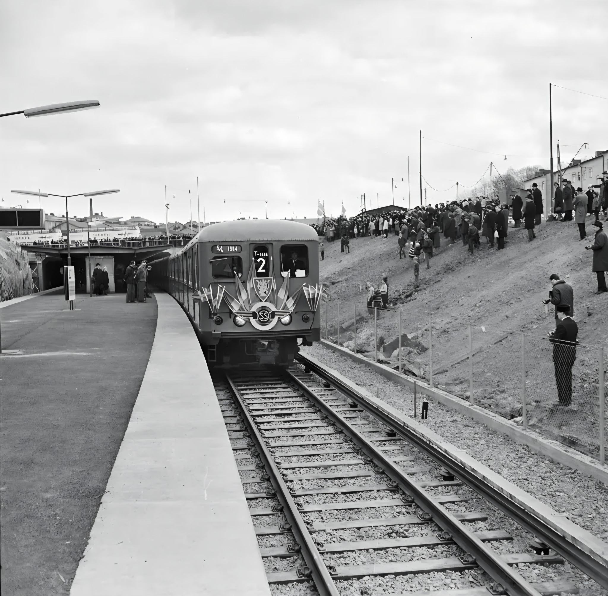 Det gamla Stockholm | Röda linjen invigdes den 5 April 1964, anländer ...