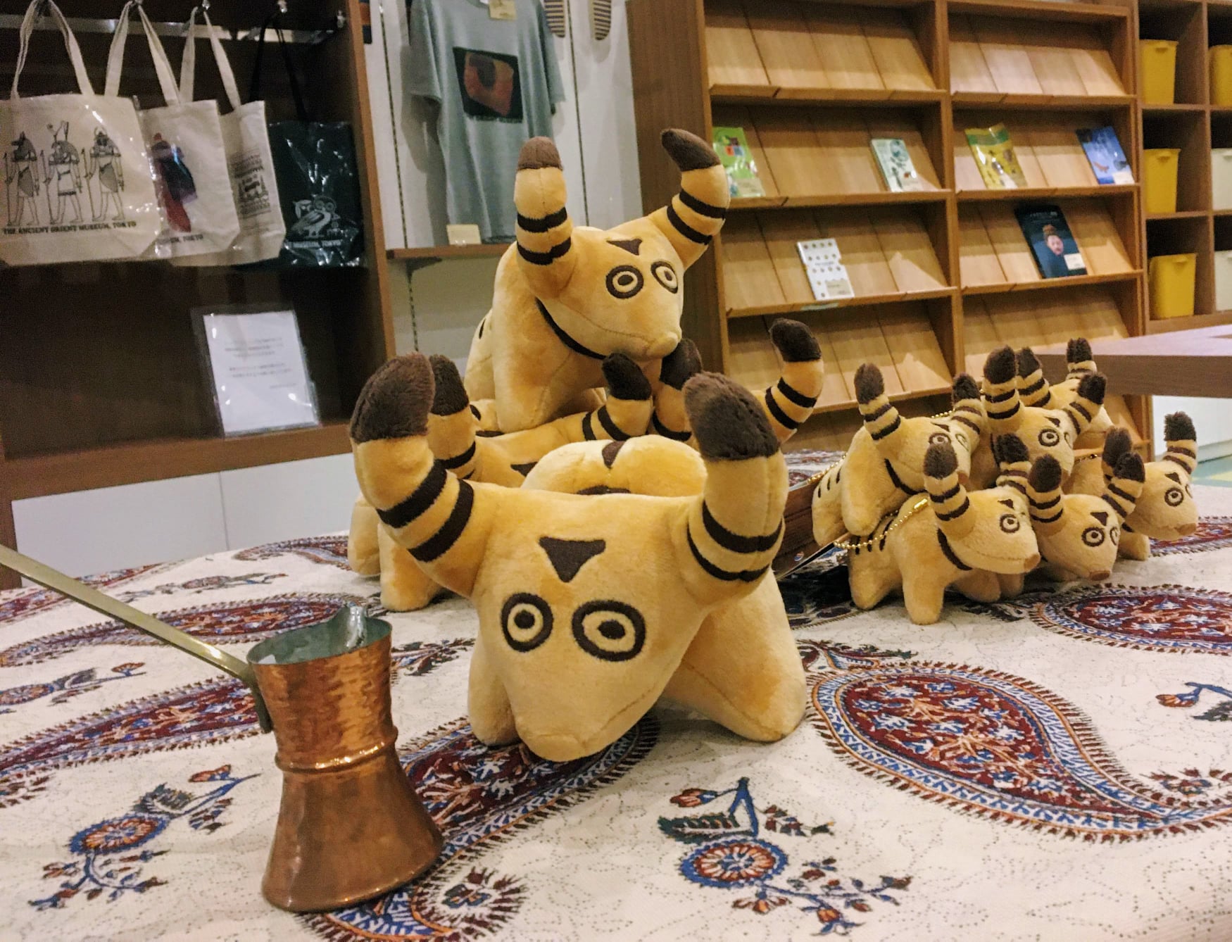 古代オリエント博物館 The Ancient Orient Museum Tokyo 当館ミュージアムショップに到着 コーヒーで一息ついて長旅の疲れを癒すこぶうしくんたちです 7月18日 土 から皆様にお目にかかれます 7月17日まで展示替え作業のため休館しております Facebook